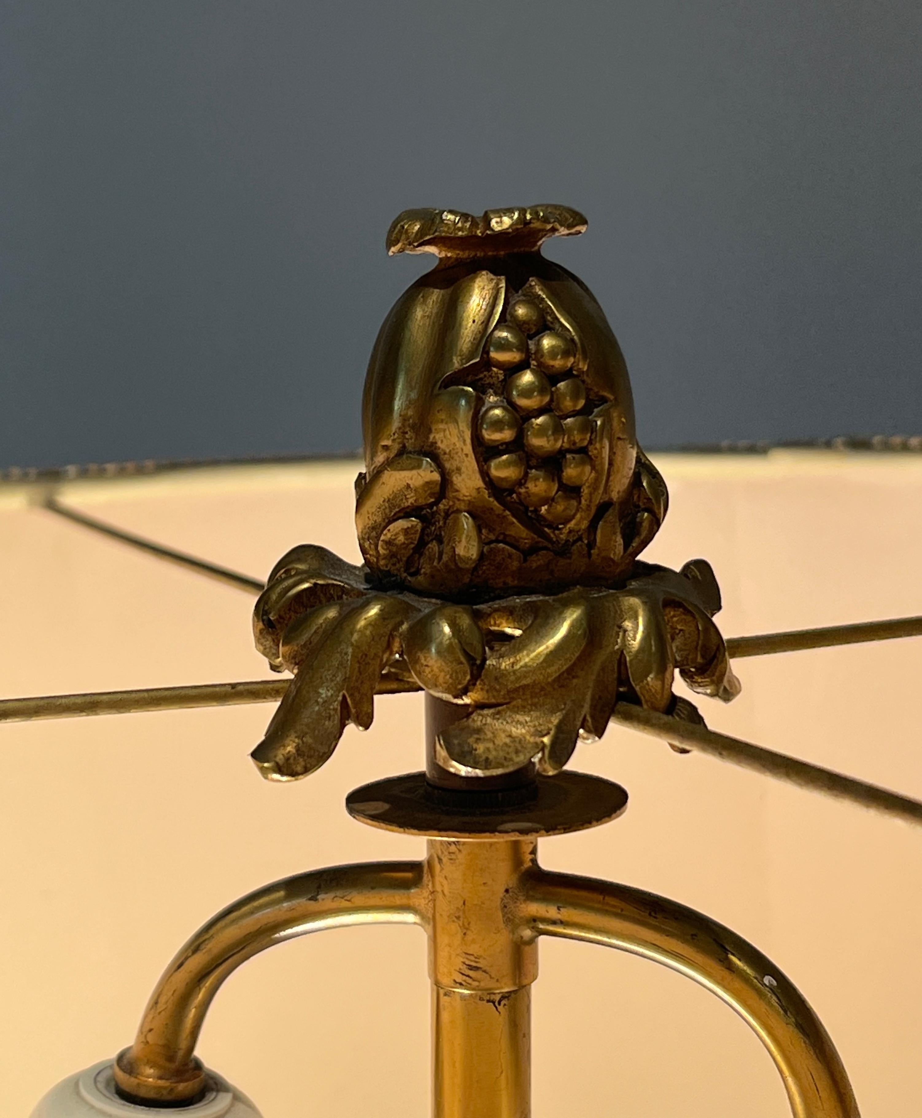 Gran Lámpara Estilo Luis XV de Mármol y Decorada con Bronce Decorativo Mediados del siglo XIX en venta