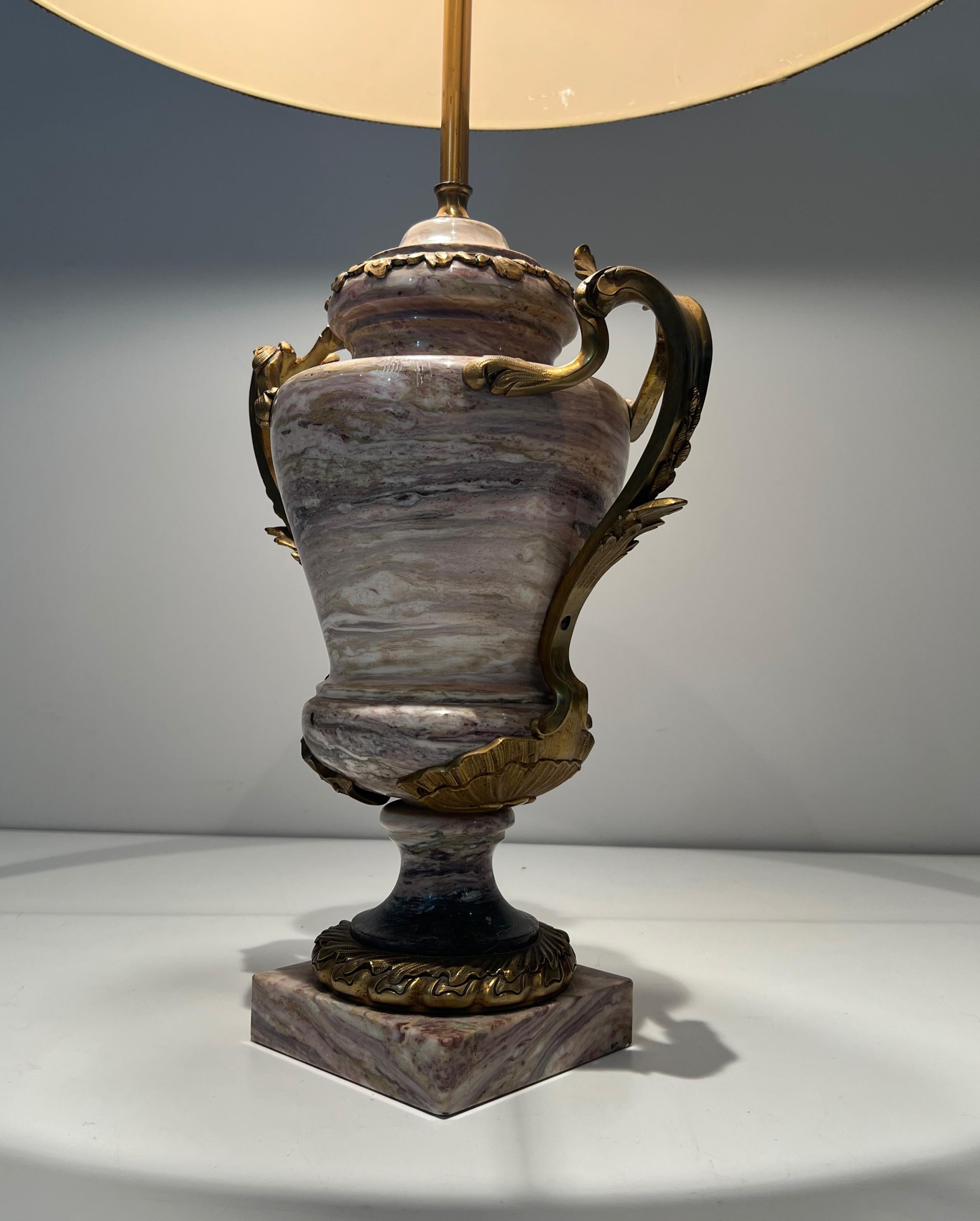 Gran Lámpara Estilo Luis XV de Mármol y Decorada con Bronce Decorativo en venta 2