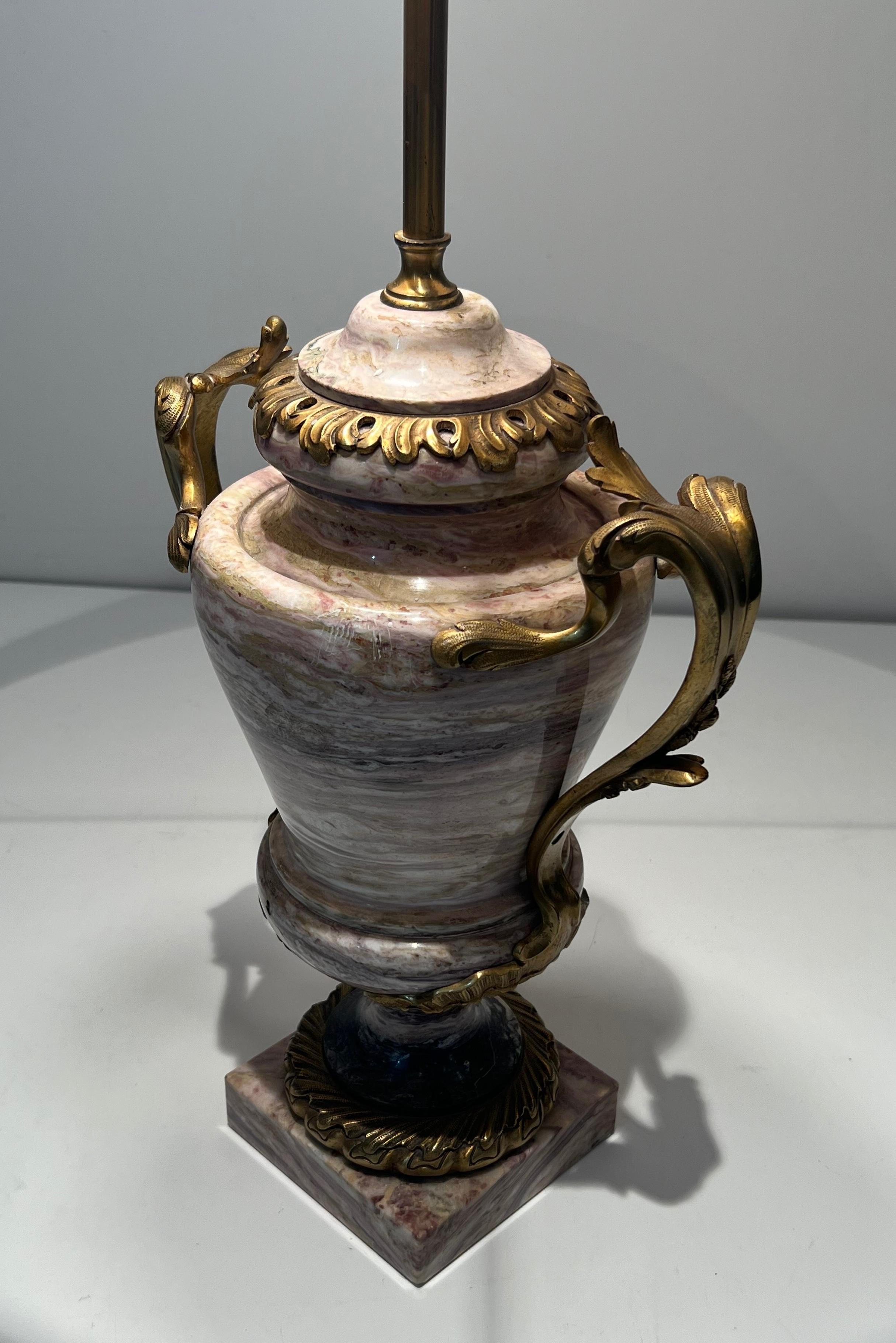 Gran Lámpara Estilo Luis XV de Mármol y Decorada con Bronce Decorativo en venta 3