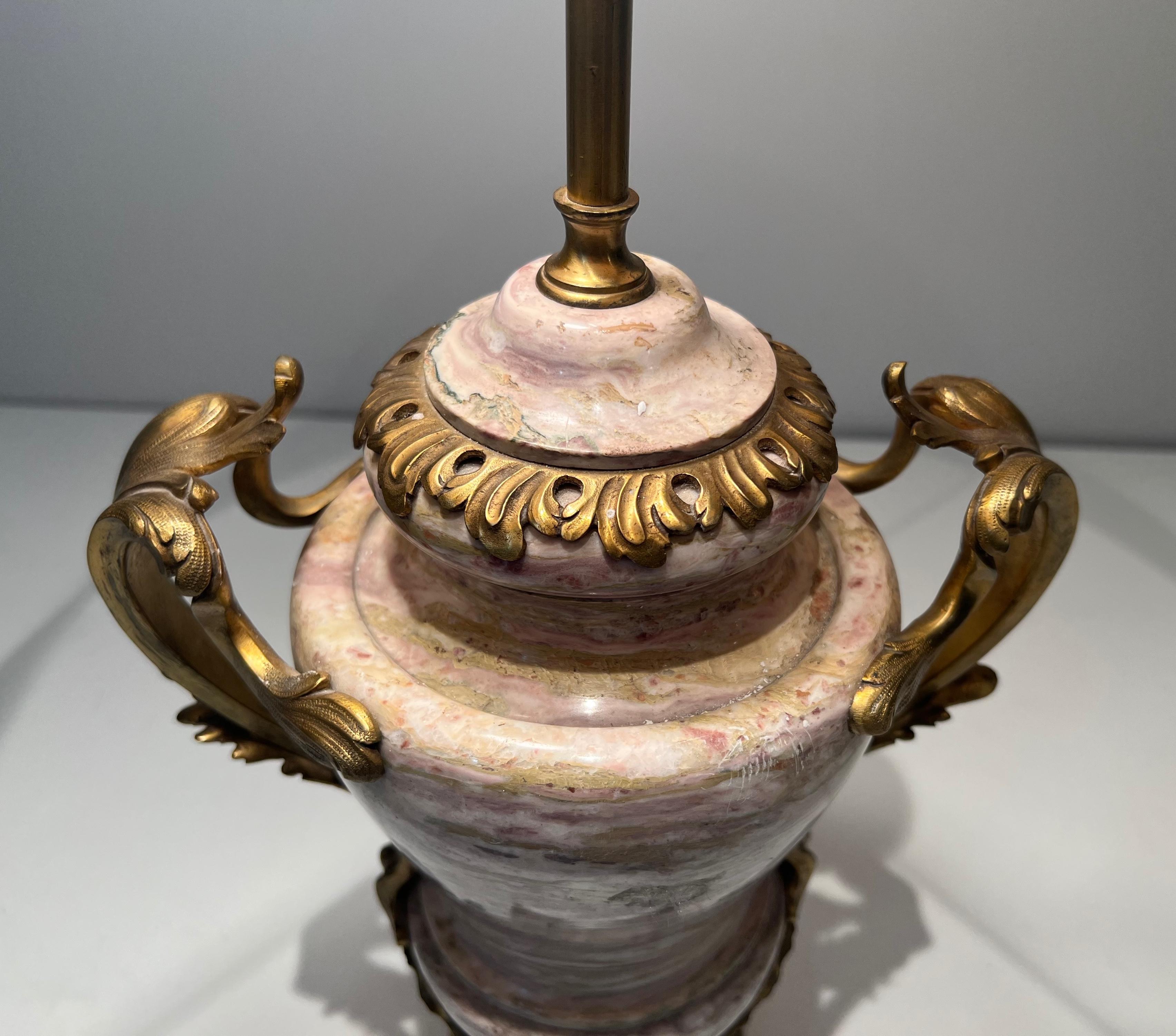 Gran Lámpara Estilo Luis XV de Mármol y Decorada con Bronce Decorativo en venta 4