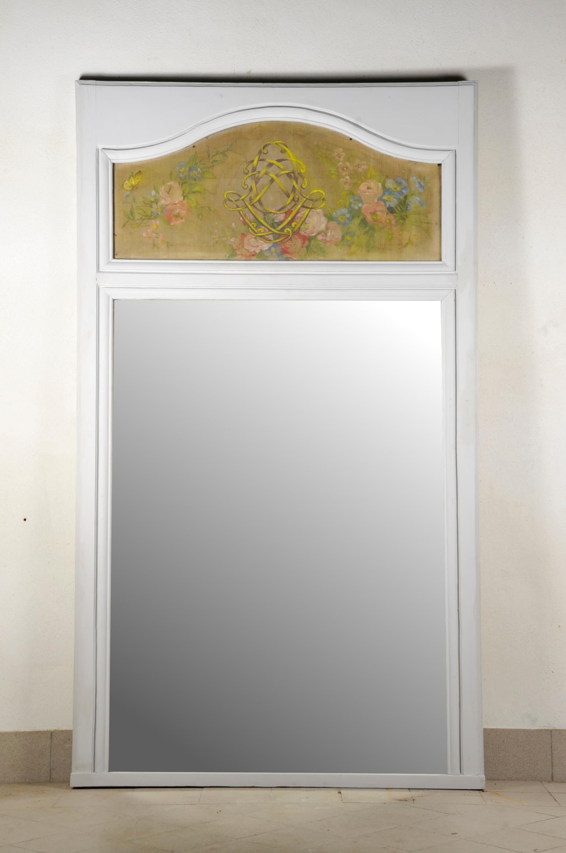Large gray lacquered wood paneling trumeau composed of a large mirror and a gouache on canvas decorated with floral bouquets, a butterfly and a central ornament featuring intertwined ribbons probably representing a monogram (interlaced double L's