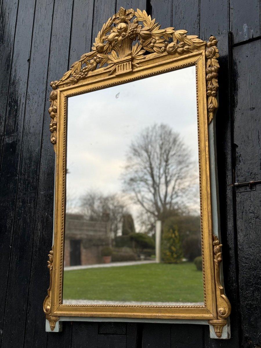 Vetro Grande specchio Luigi XVI in legno intagliato e dorato, Francia, XVIII secolo in vendita
