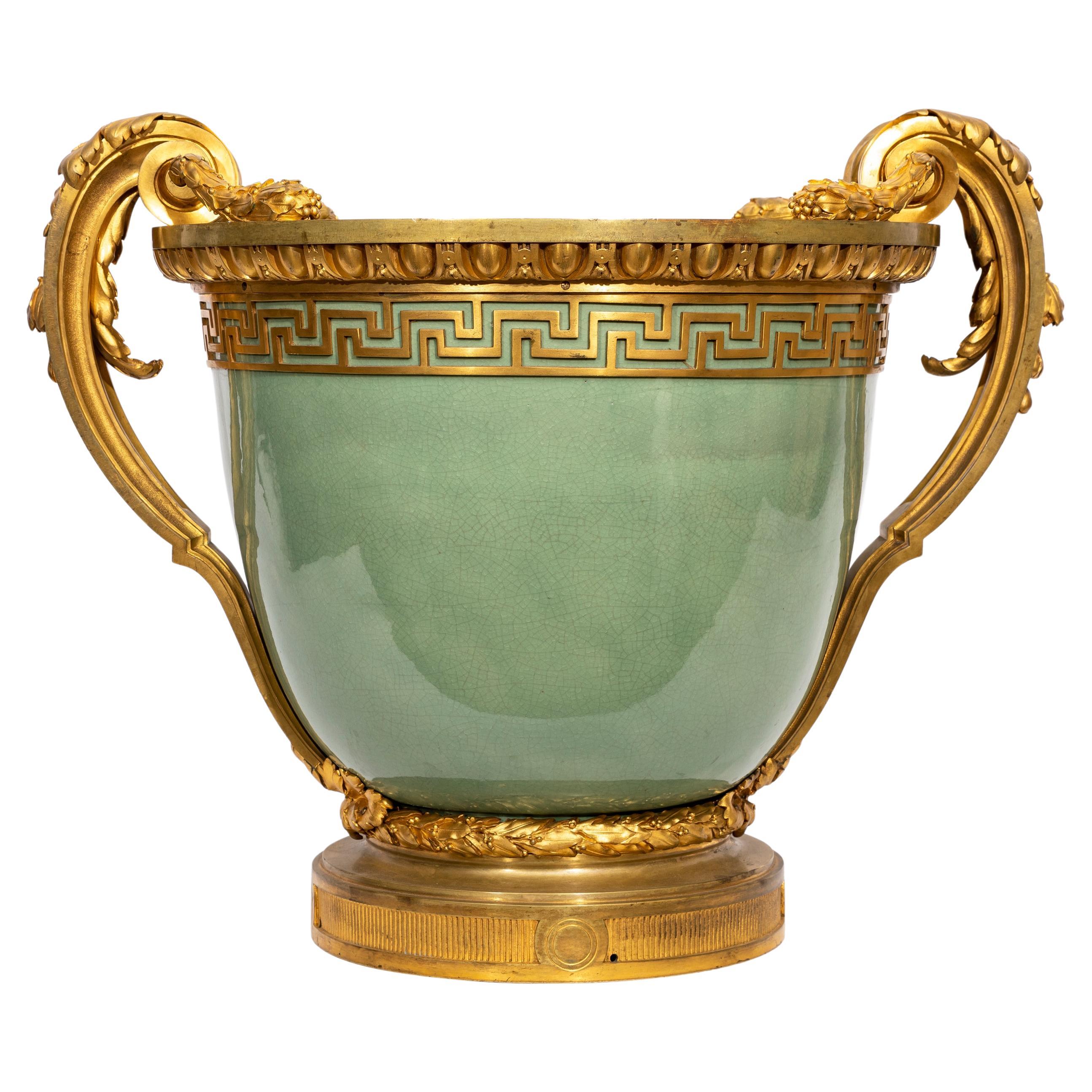 Grande centrotavola/giardiniera cinese Luigi XVI in porcellana celadon craquelé e ormolu