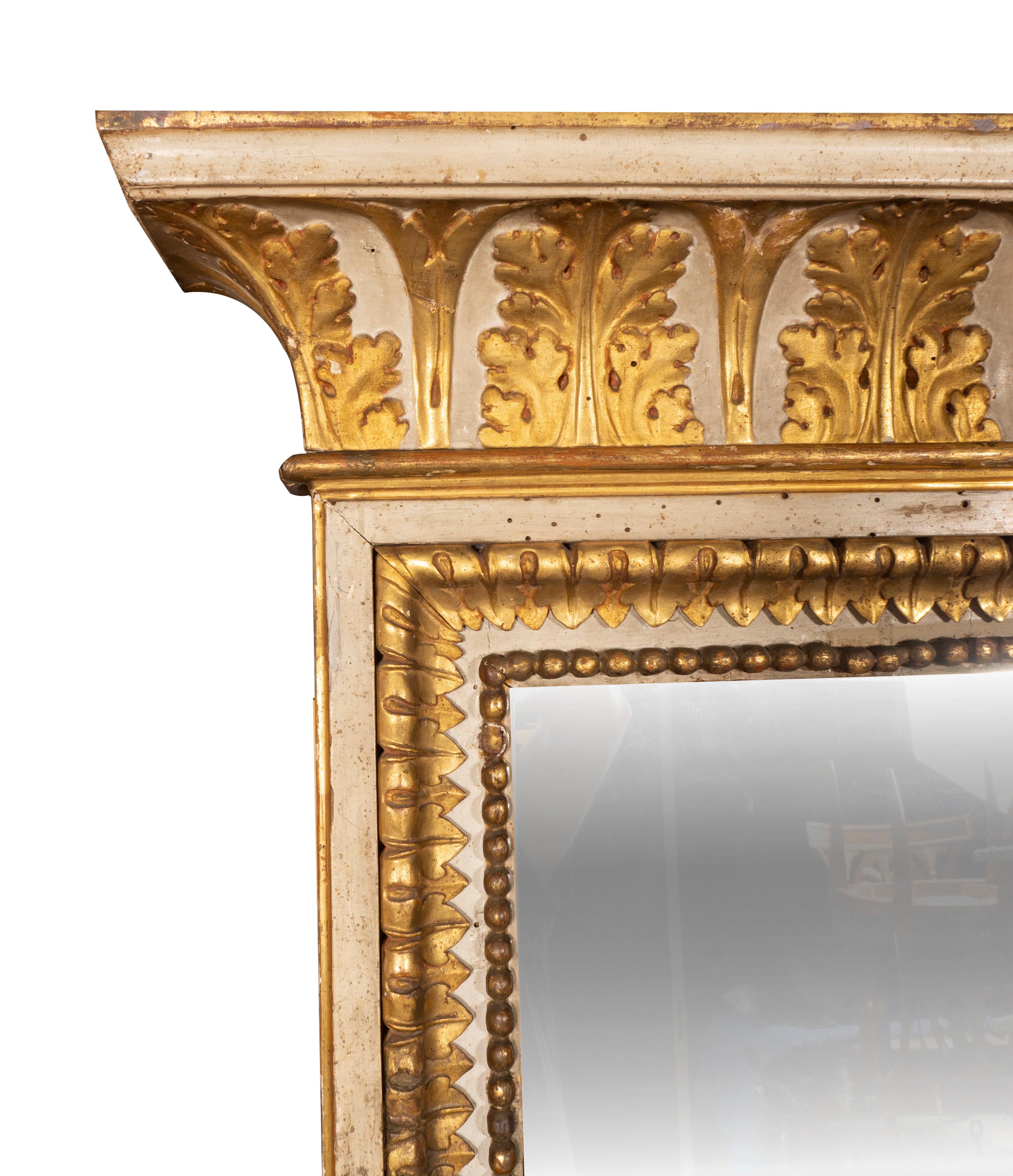 Sculpté à la main Grand miroir Louis XVI peint en crème et en bois doré en vente
