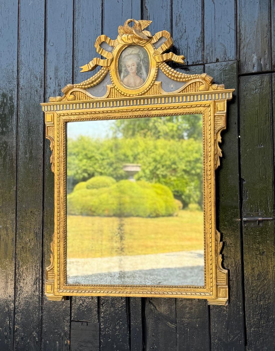 Grand miroir Louis XVI en bois peint et doré avec colombes enlacées en vente 4
