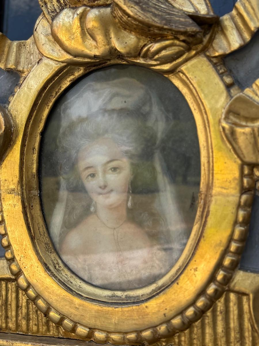 Grand miroir Louis XVI en bois peint et doré avec des colombes enlacées, 18e siècle