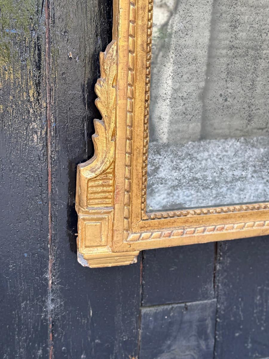 Grand miroir Louis XVI en bois peint et doré avec colombes enlacées Excellent état - En vente à Honnelles, WHT