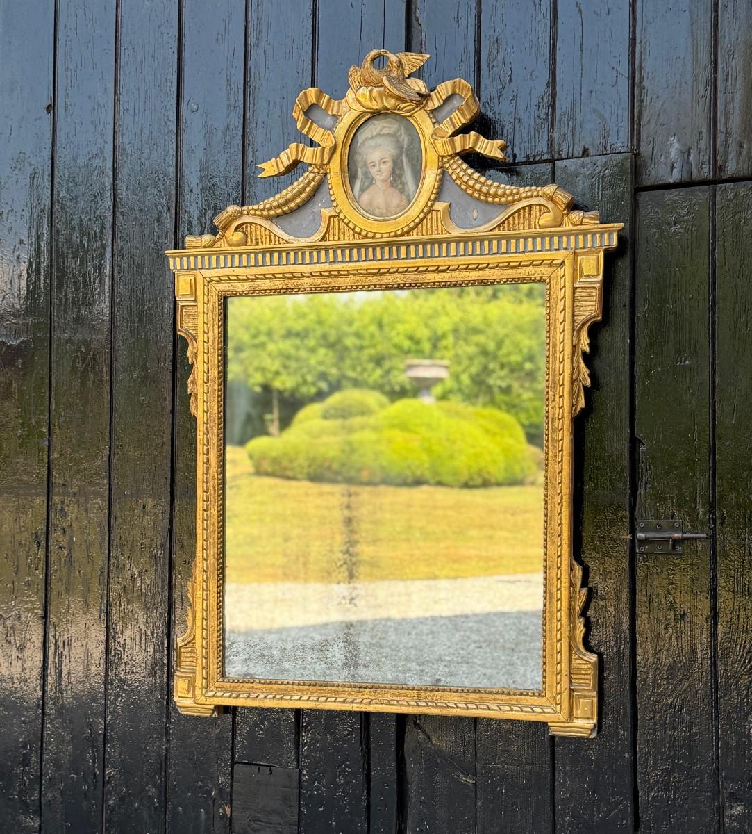 XVIIIe siècle et antérieur Grand miroir Louis XVI en bois peint et doré avec colombes enlacées en vente