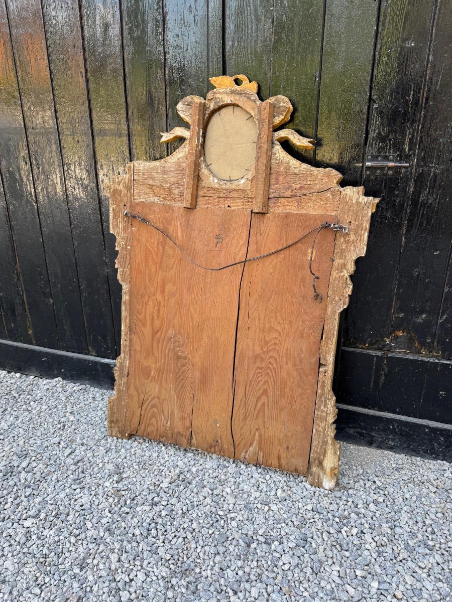 Argent Grand miroir Louis XVI en bois peint et doré avec colombes enlacées en vente