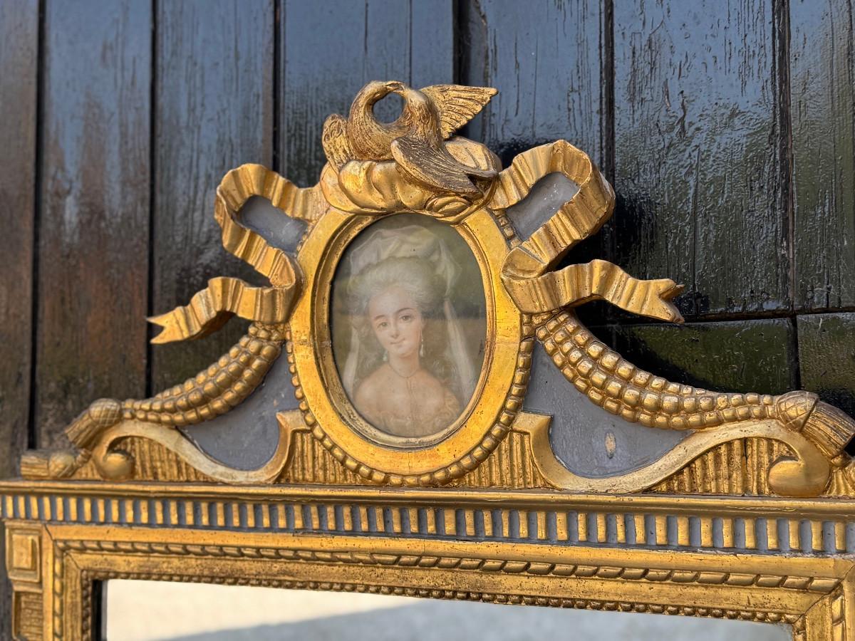 Grand miroir Louis XVI en bois peint et doré avec colombes enlacées en vente 1