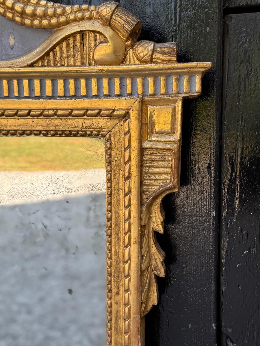 Grand miroir Louis XVI en bois peint et doré avec colombes enlacées en vente 2