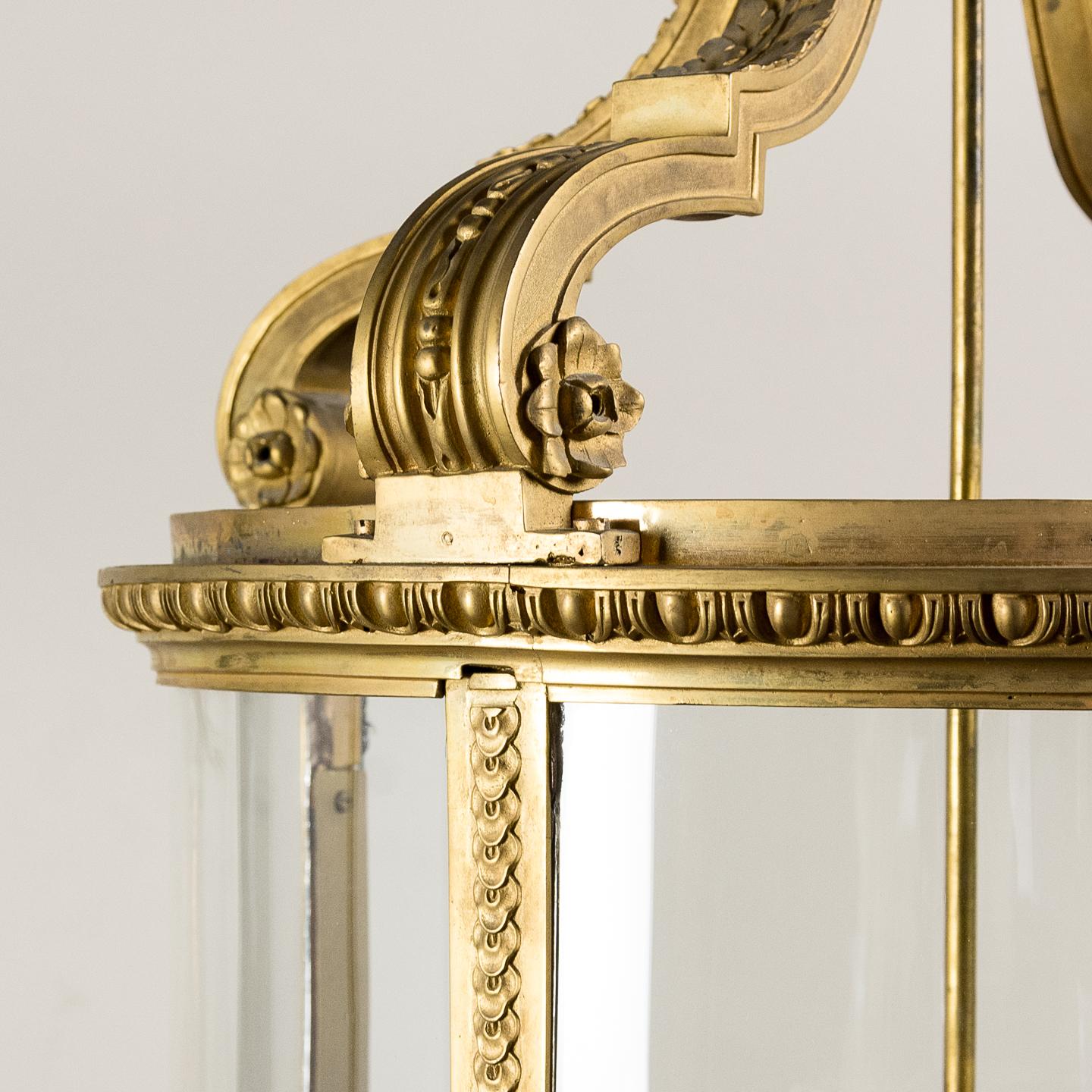 Large Louis XVI Gilt-Bronze Cylindrical Hall Lantern In Good Condition In London, GB