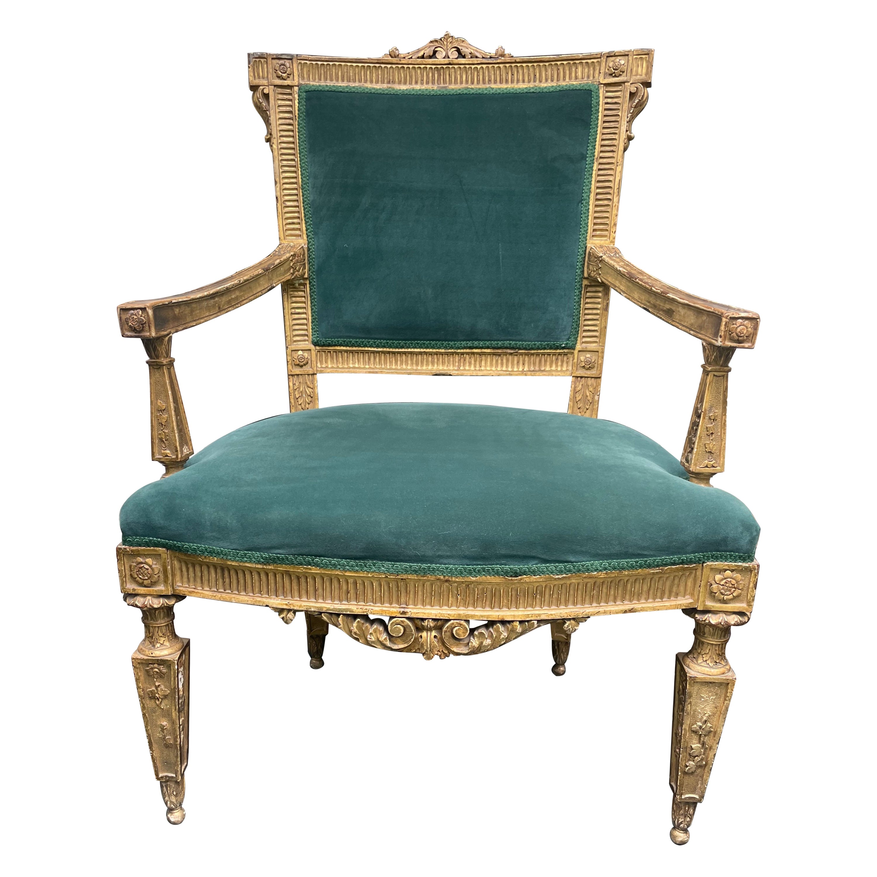 Großer Louis XVI vergoldeter geschnitzter offener Sessel im Angebot