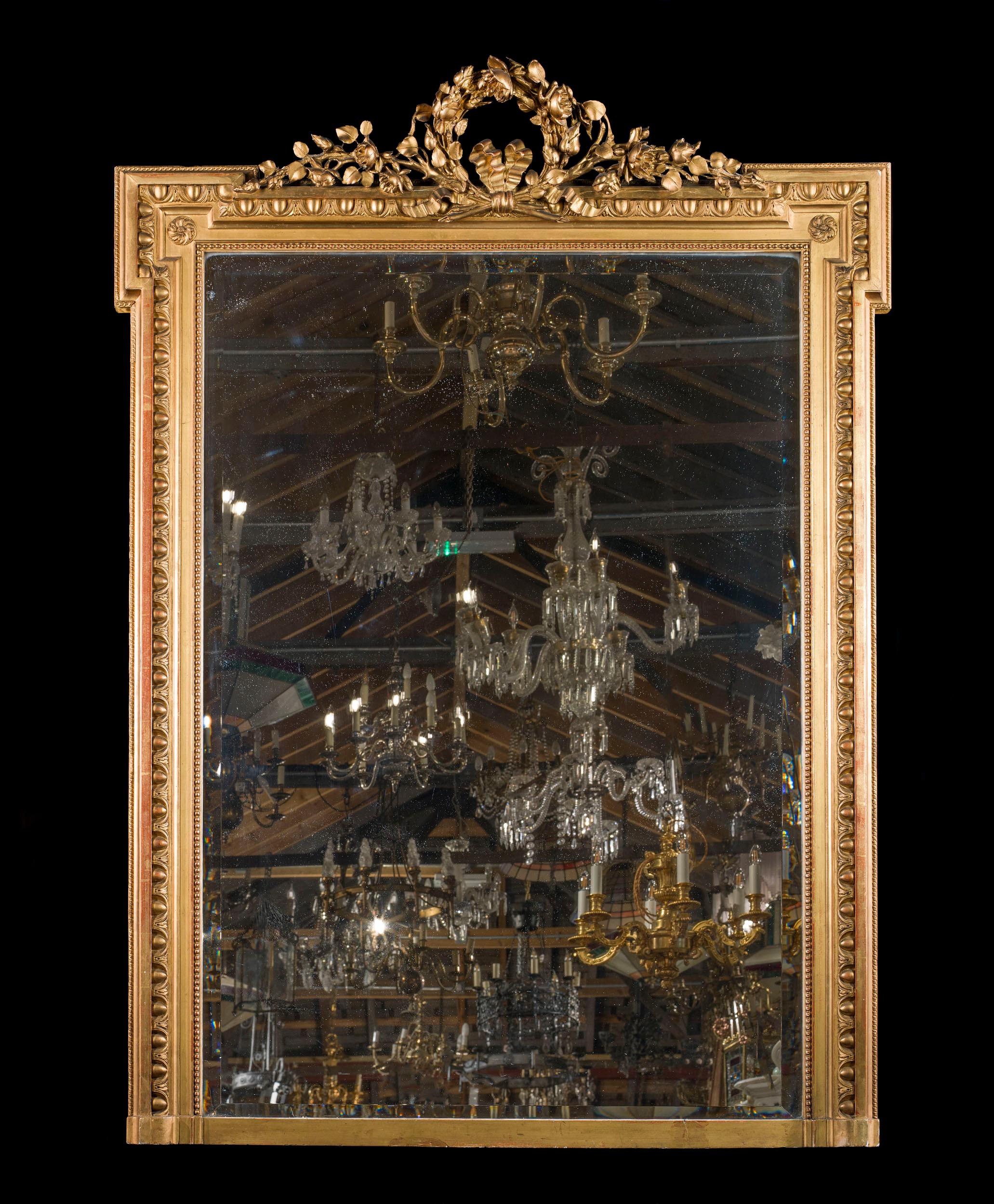 Fino espejo de sobremantel francés Luis XVI, con un sencillo y elegante marco de ovas y dardos coronado por una delicada corona de laurel y rosas. Contiene la placa plateada biselada original.
Francés, hacia 1890.