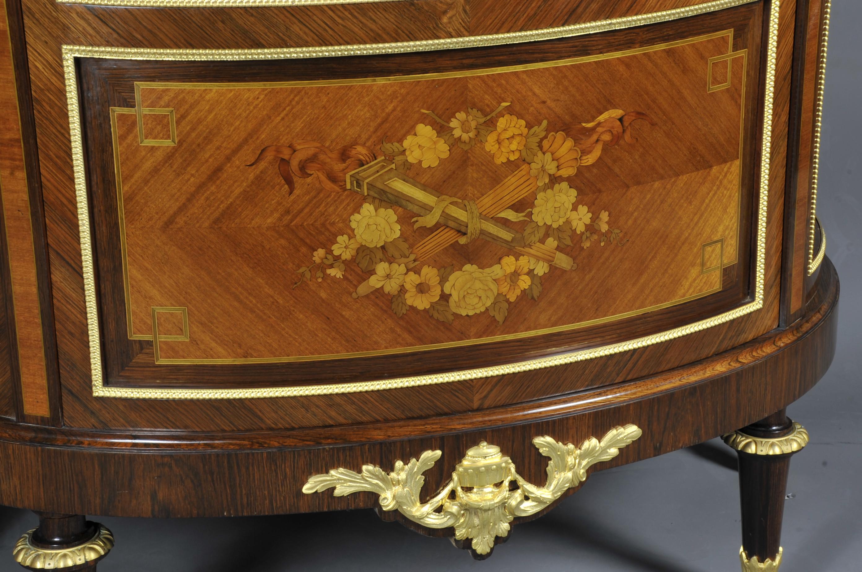 Large Louis XVI Half-Moon Shaped Showcase in Marquetry and Gilt Bronze In Good Condition For Sale In BARSAC, FR