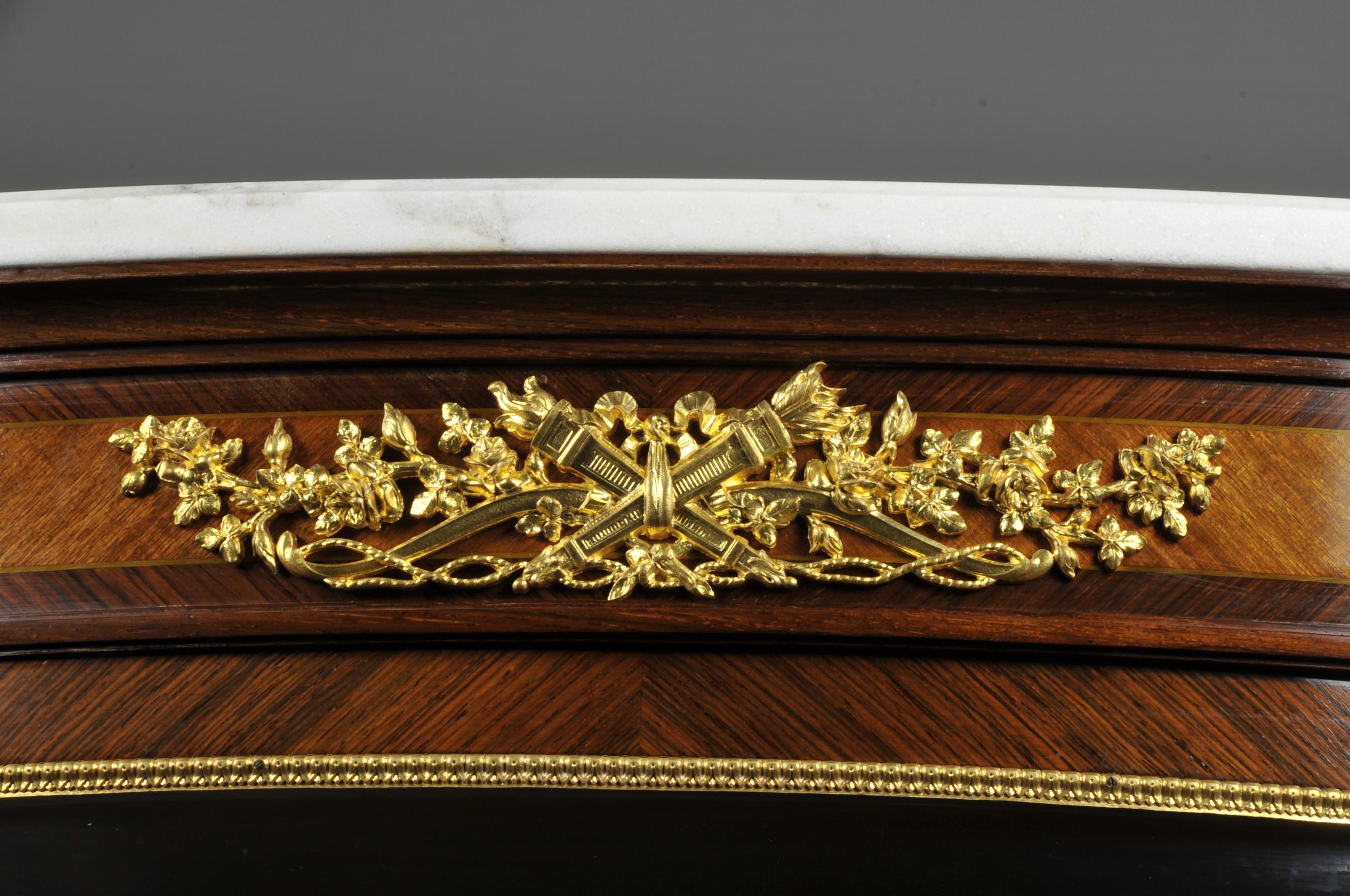 Marbre Grand modèle Louis XVI en forme de demi-lune  Vitrine en marqueterie et bronze doré en vente