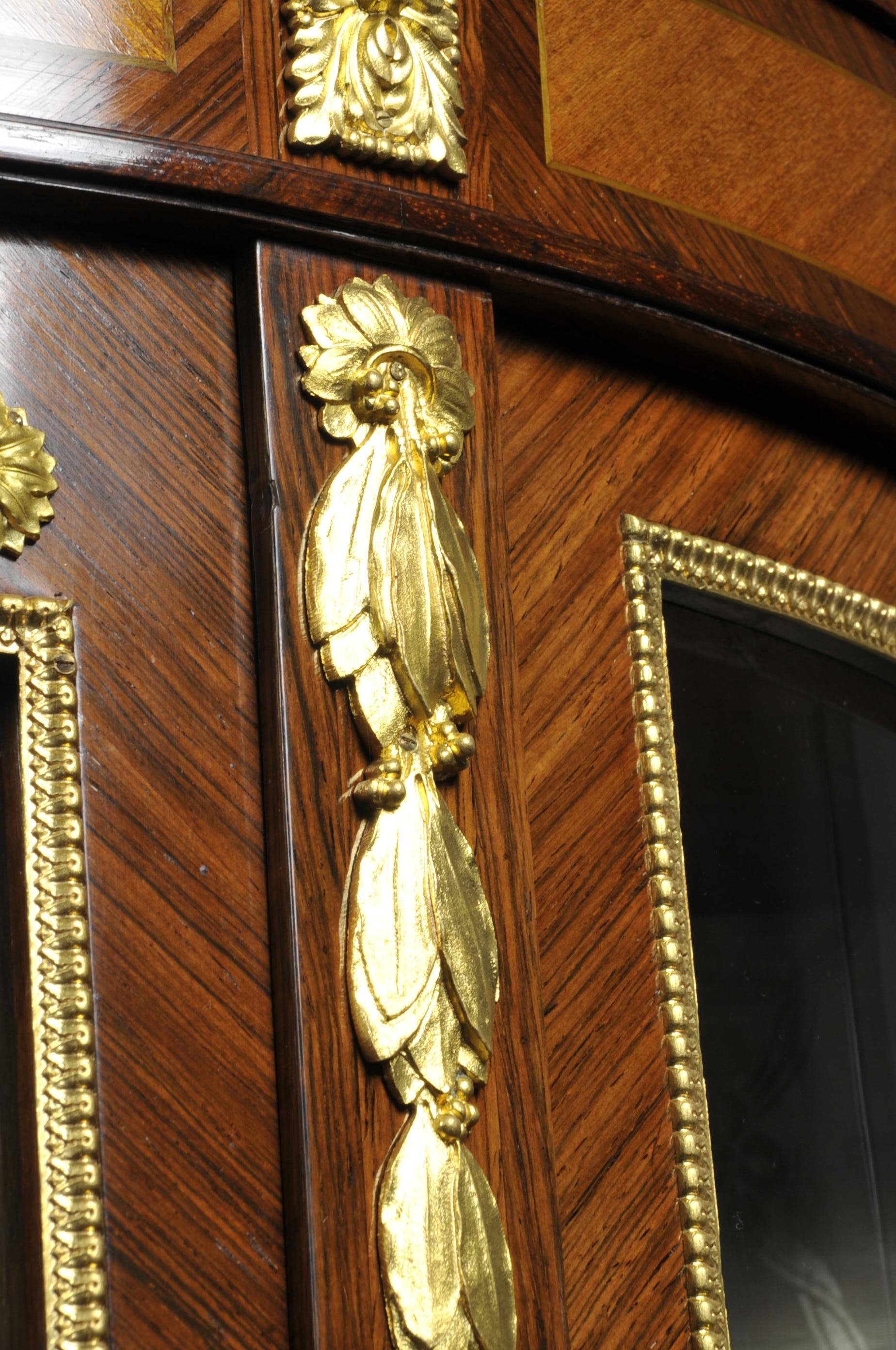 Grand modèle Louis XVI en forme de demi-lune  Vitrine en marqueterie et bronze doré en vente 1