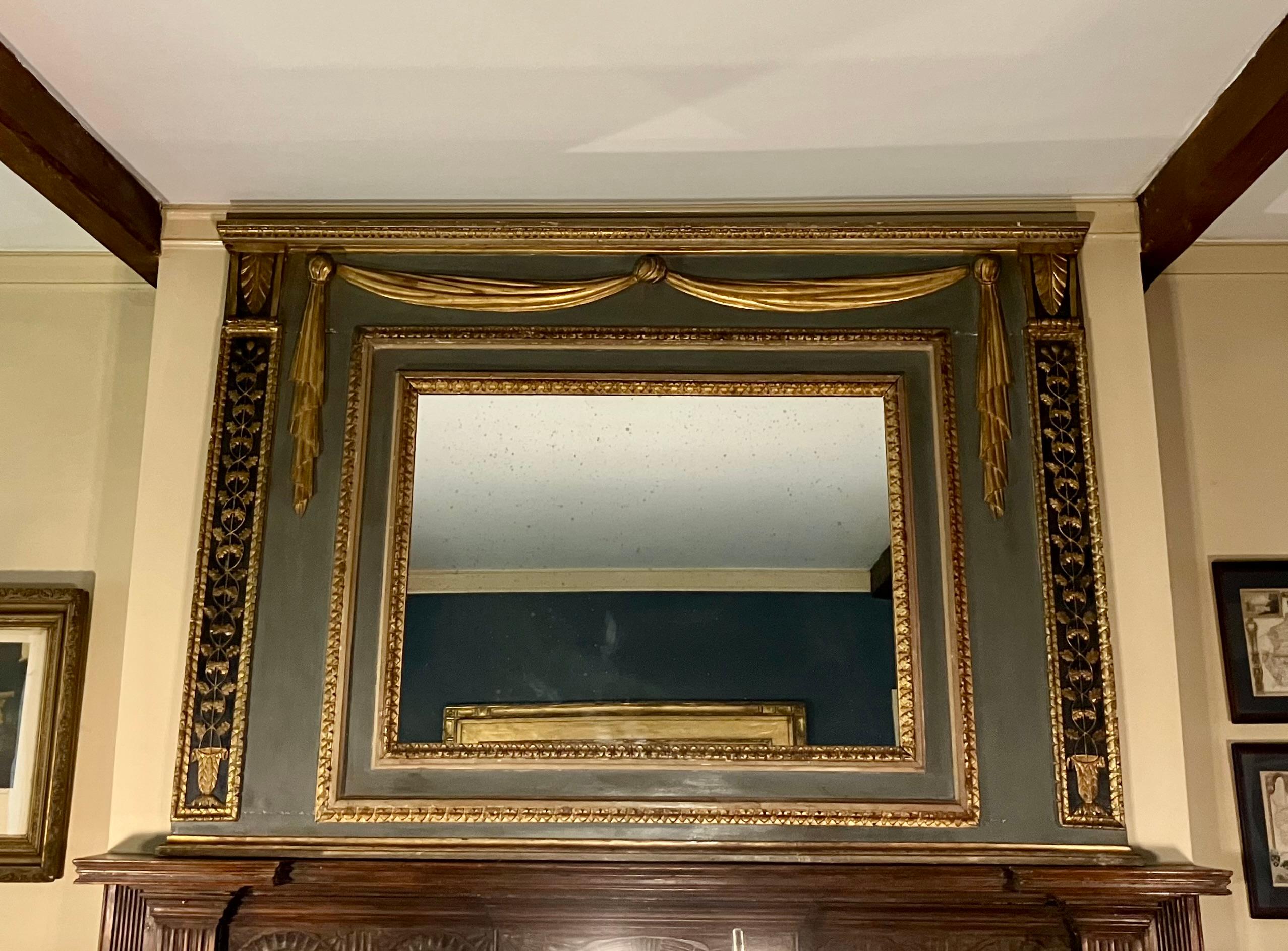 Grande specchio Luigi XVI dipinto e intagliato in oro.  Specchio architettonico molto grande, incorniciato, dipinto e intagliato, con una coppia di lesene stilizzate intagliate in oro e dipinte in blu scuro con urne che emettono viticci fogliacei