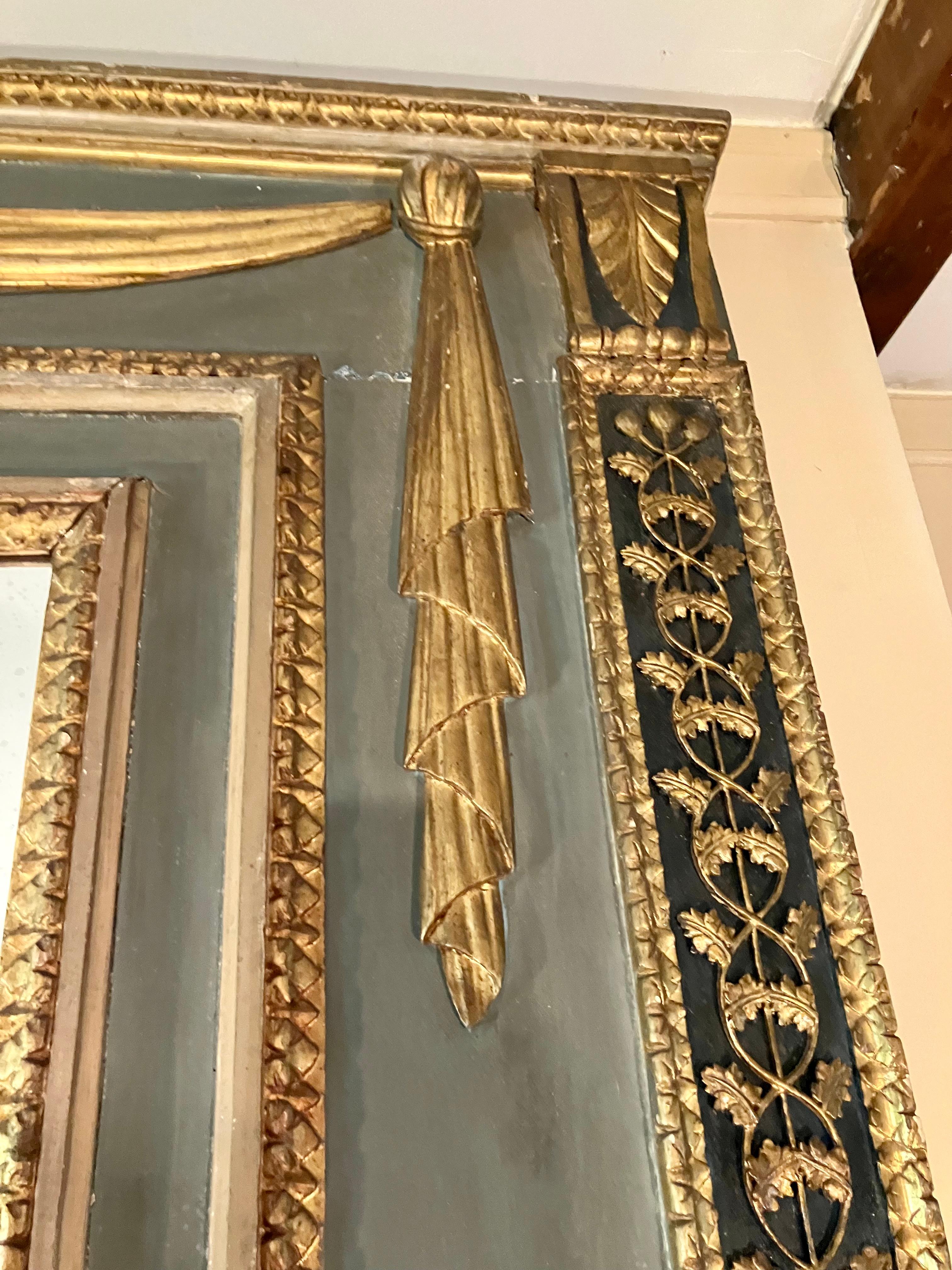 Grande specchio Luigi XVI dipinto e intagliato in oro In condizioni buone in vendita a New York, NY