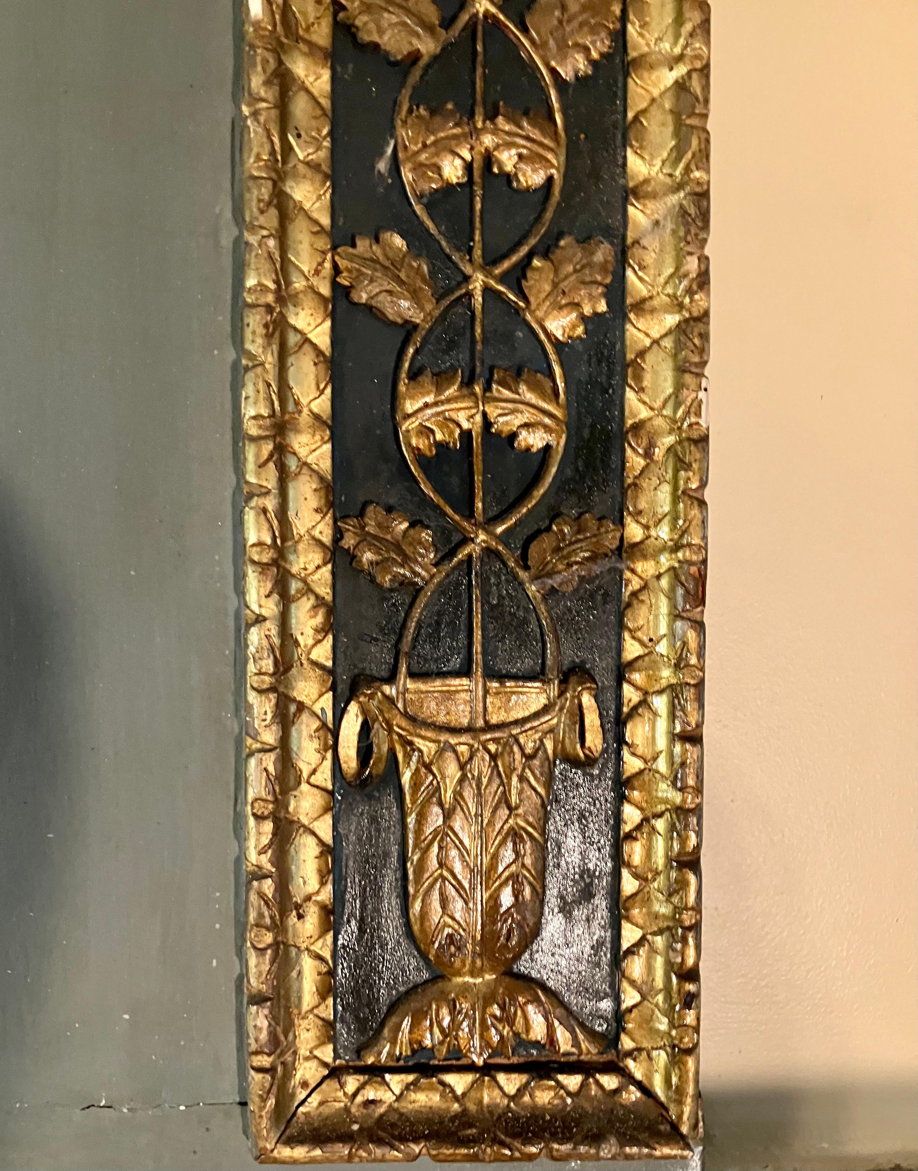 Grande specchio Luigi XVI dipinto e intagliato in oro in vendita 1