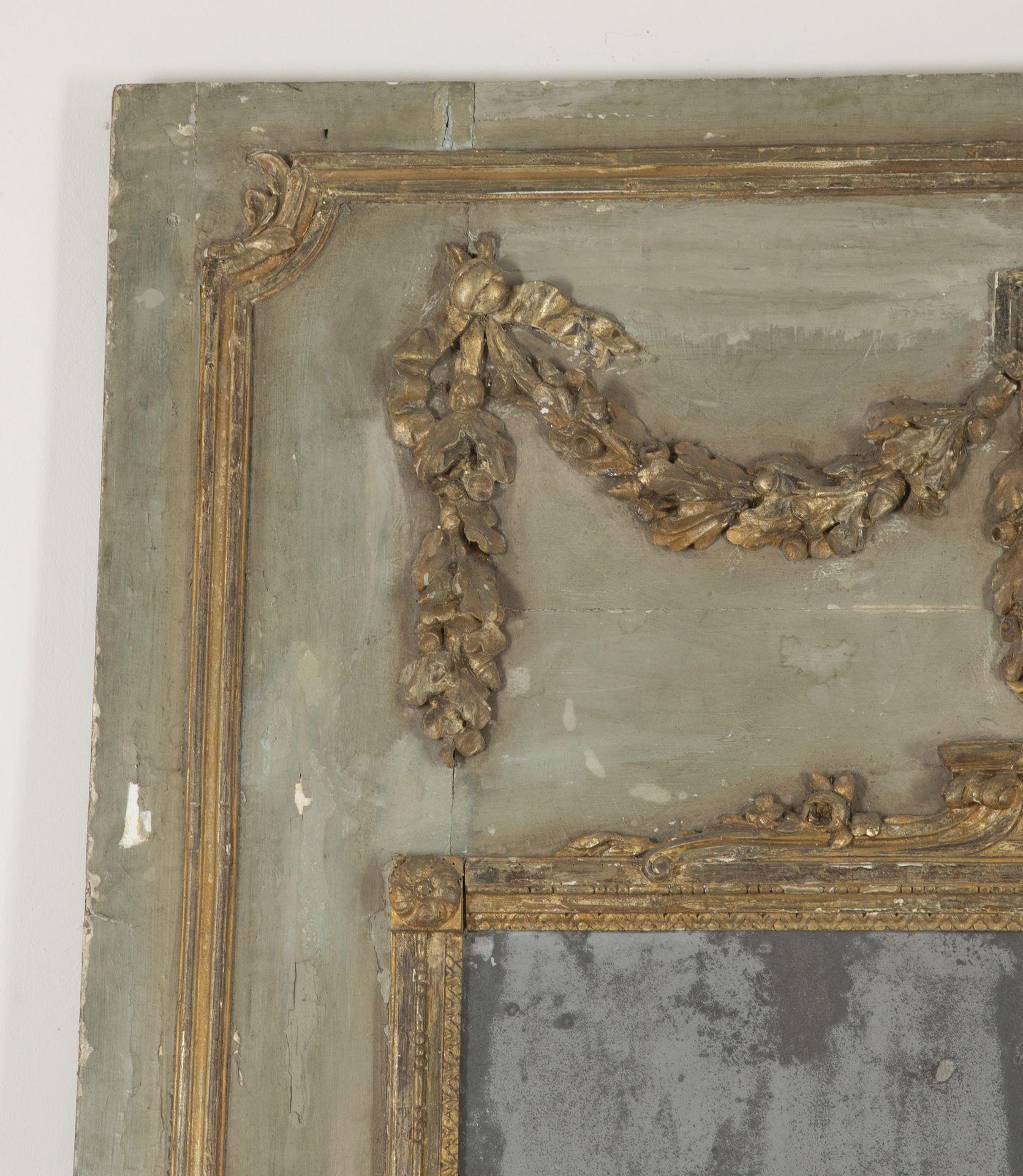 Un beau et grand miroir à trumeau du XVIIIe siècle, peint et doré, de style Louis XVI.
La crête  avec une urne dorée flanquée de guirlandes de chaque côté, la grande plaque de miroir oblongue surmontée d'un socle pour la couronne de l'urne et la