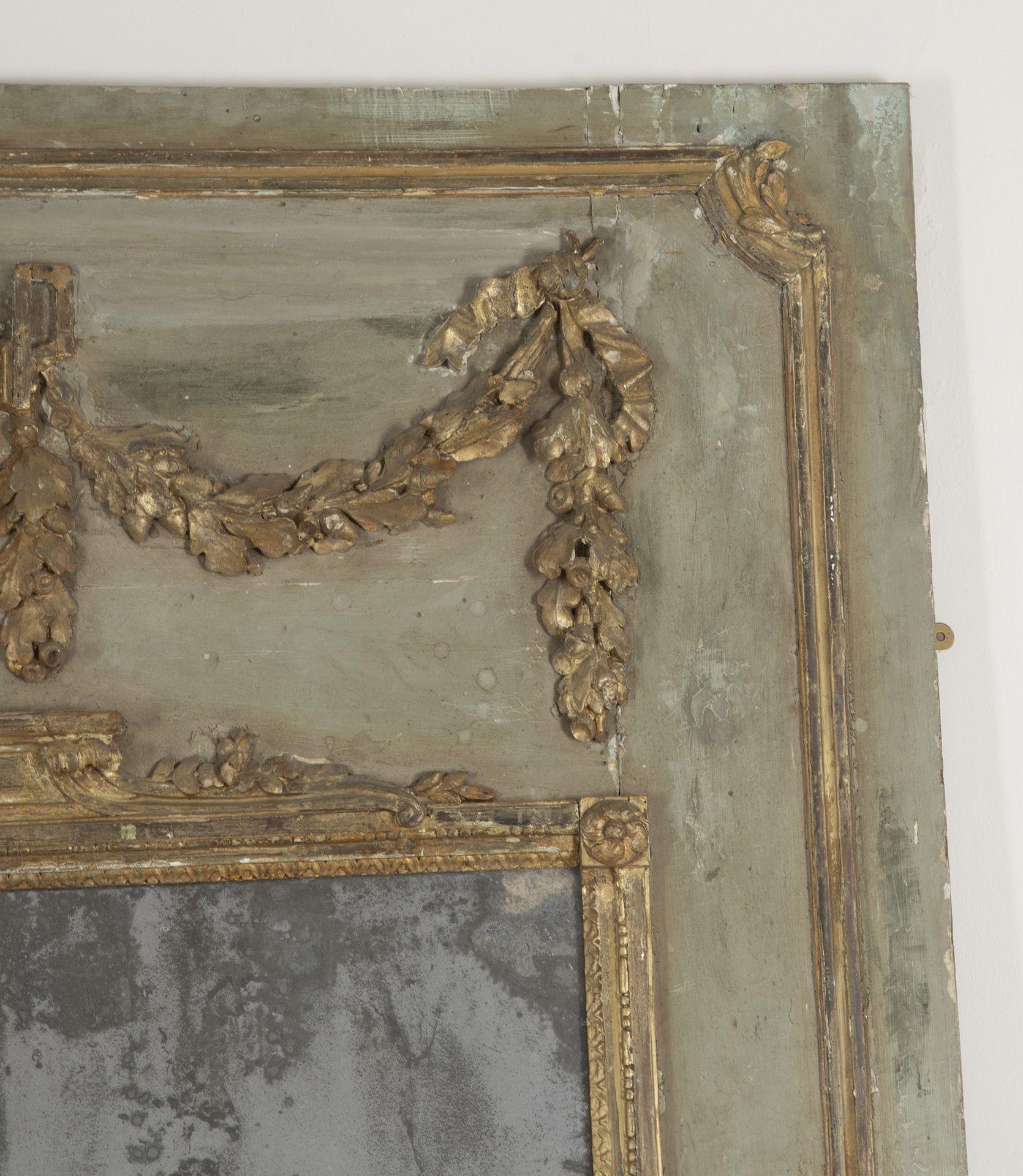 Français Grand miroir Trumeau peint et doré de style Louis XVI en vente