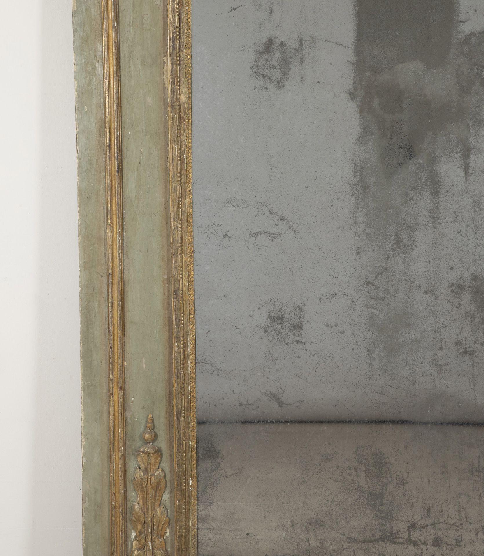 Miroir Grand miroir Trumeau peint et doré de style Louis XVI en vente