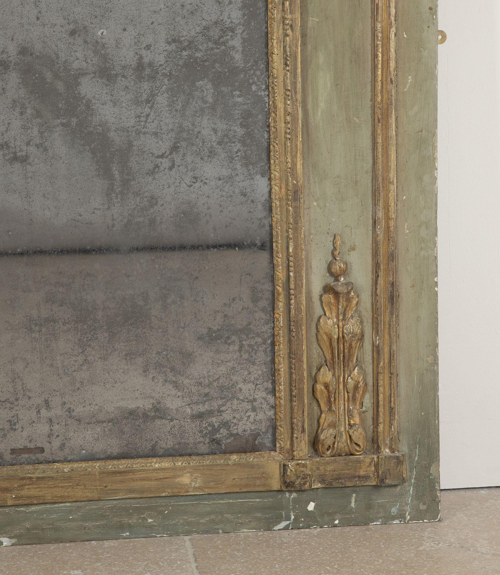 Grand miroir Trumeau peint et doré de style Louis XVI en vente 2