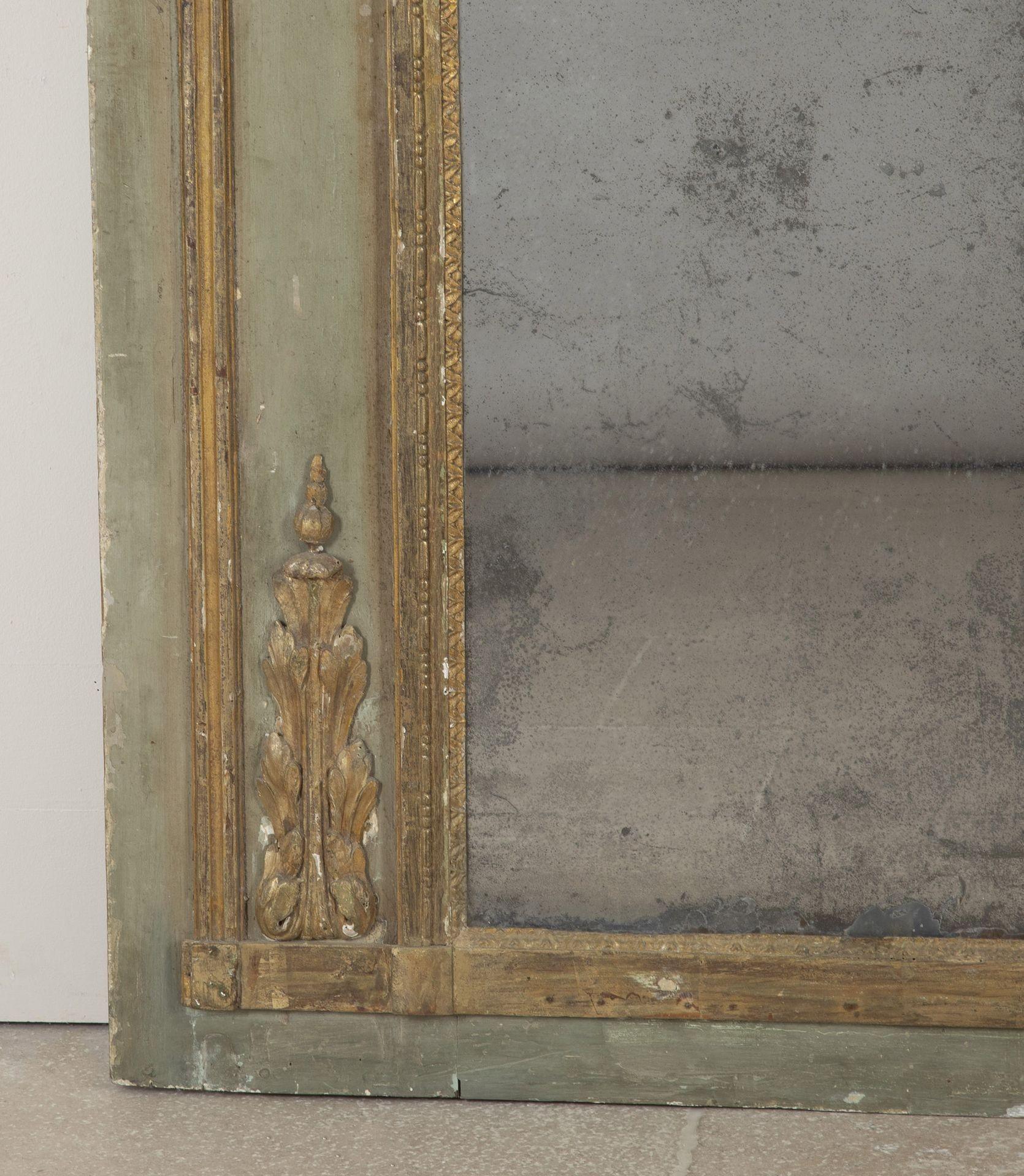 Grand miroir Trumeau peint et doré de style Louis XVI en vente 3