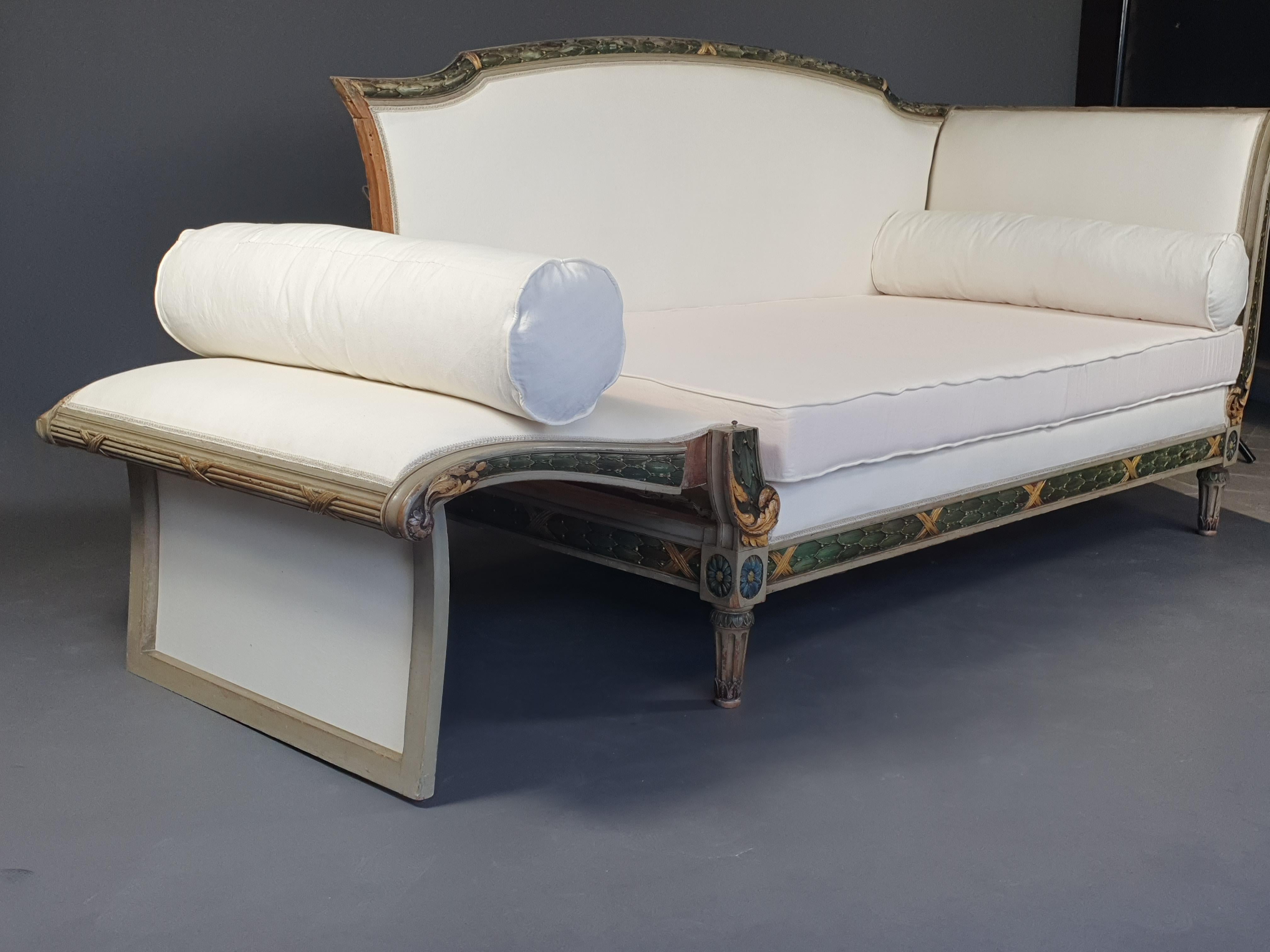 Large Louis XVI Sofa / Daybed in Rechampi and Gilded Lacquered Wood For Sale 4
