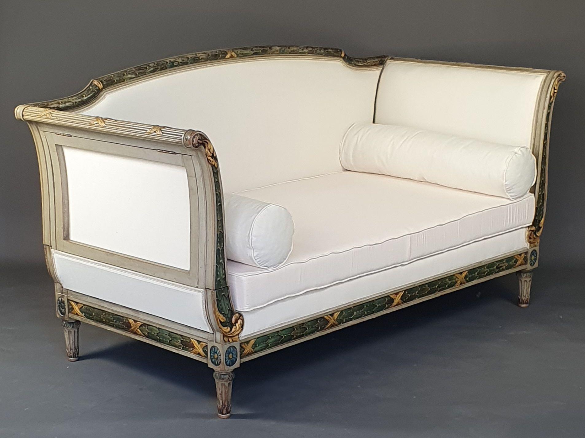 Large Louis XVI Sofa / Daybed in Rechampi and Gilded Lacquered Wood For Sale 6