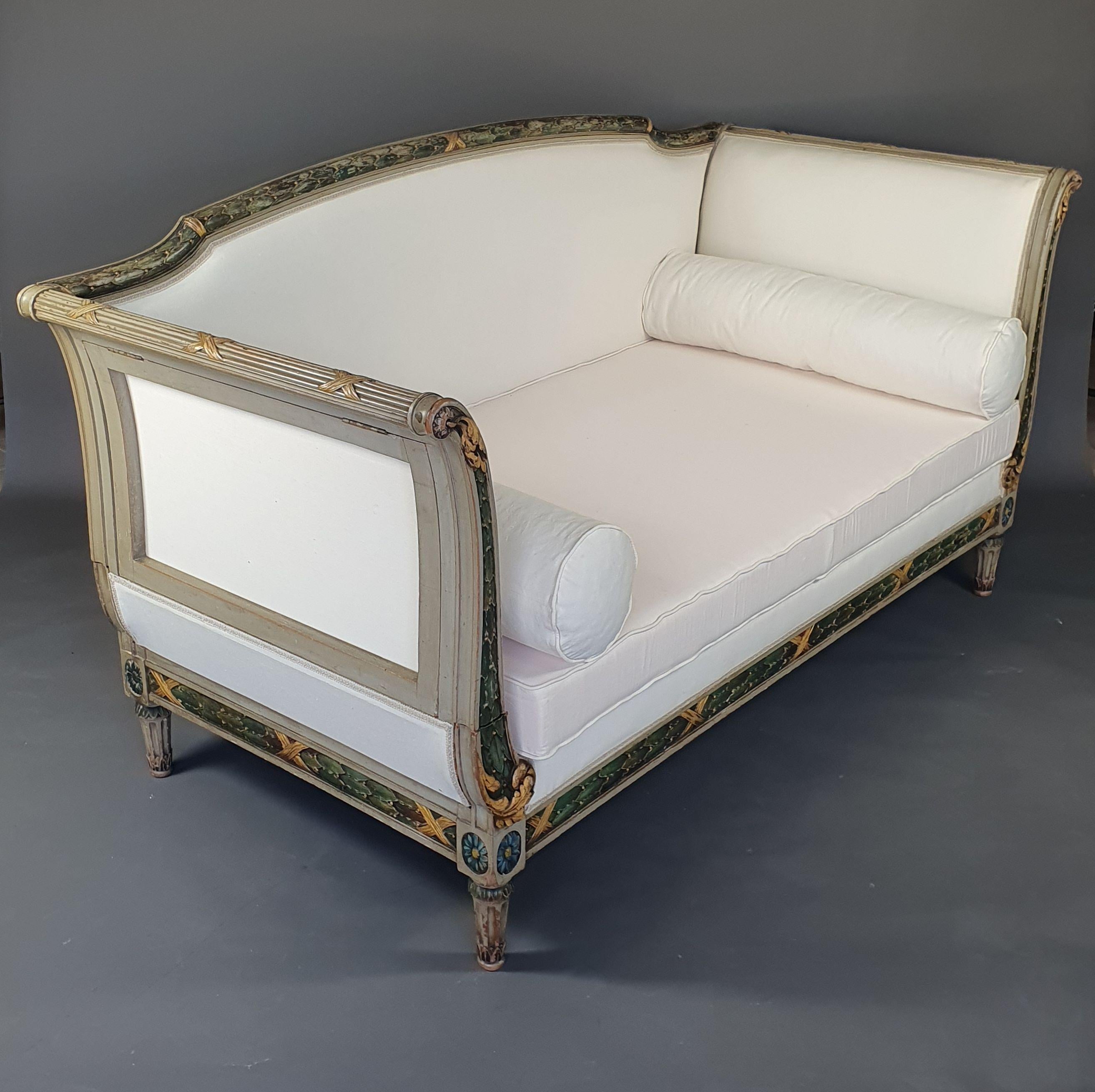 Large Louis XVI Sofa / Daybed in Rechampi and Gilded Lacquered Wood For Sale 7