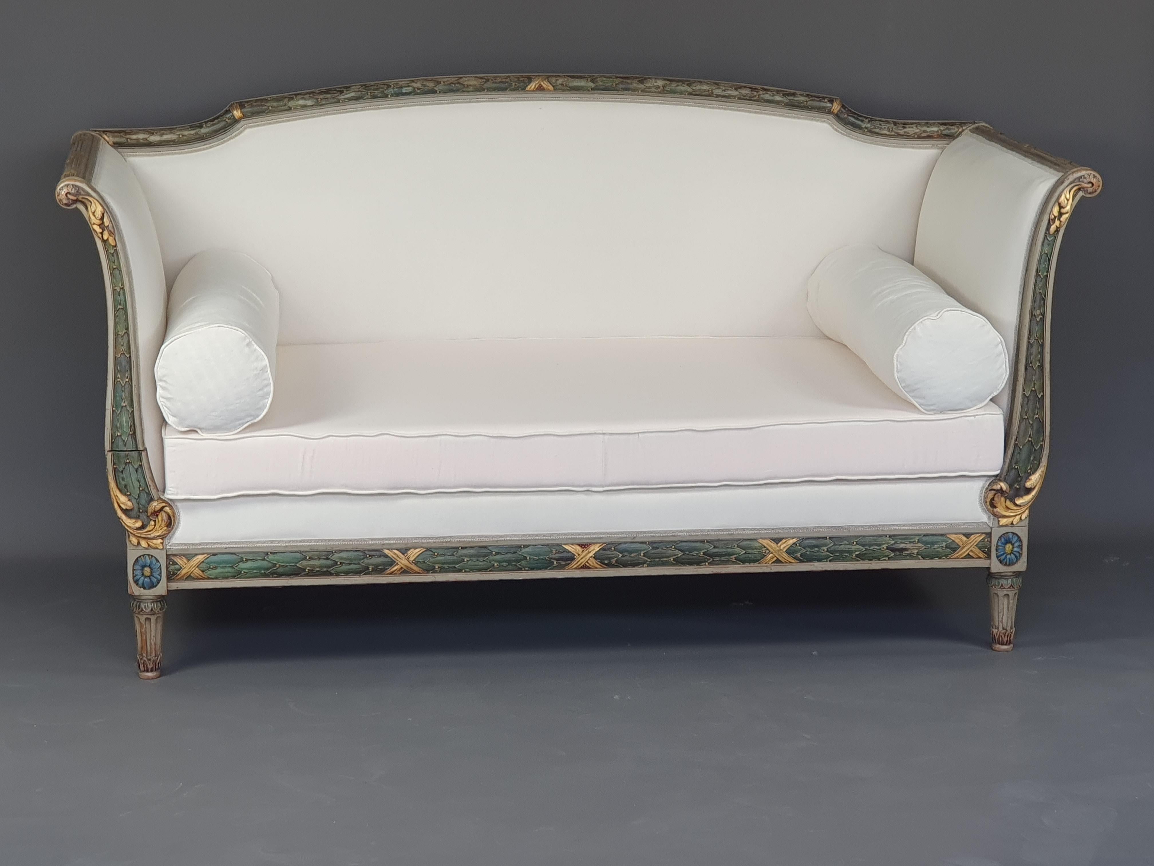 French Large Louis XVI Sofa / Daybed in Rechampi and Gilded Lacquered Wood For Sale