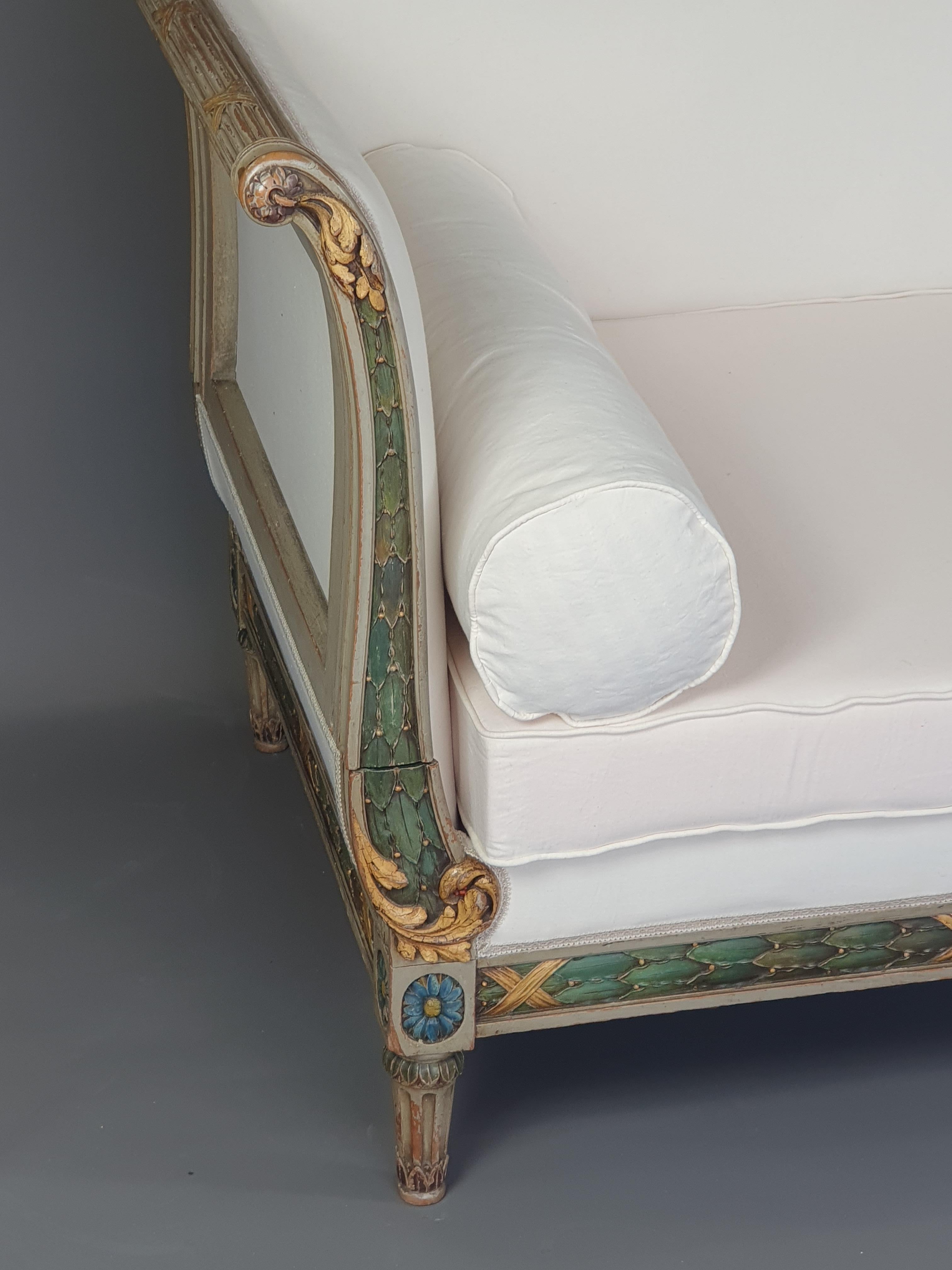 Großes Louis XVI.-Sofa / Tagesbett aus Rechampi-Holz und vergoldetem, lackiertem Holz (Vergoldet) im Angebot