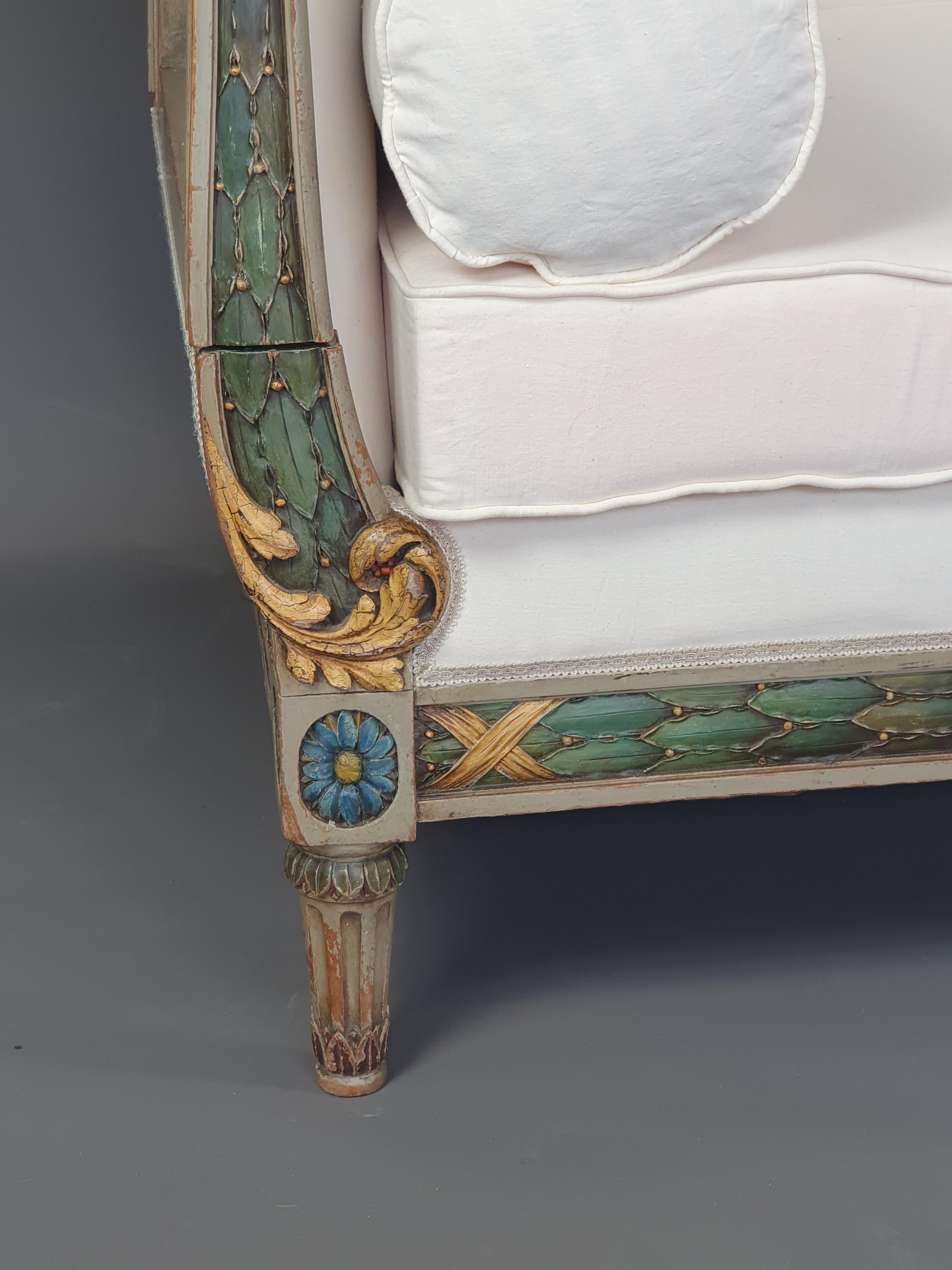 Großes Louis XVI.-Sofa / Tagesbett aus Rechampi-Holz und vergoldetem, lackiertem Holz (19. Jahrhundert) im Angebot