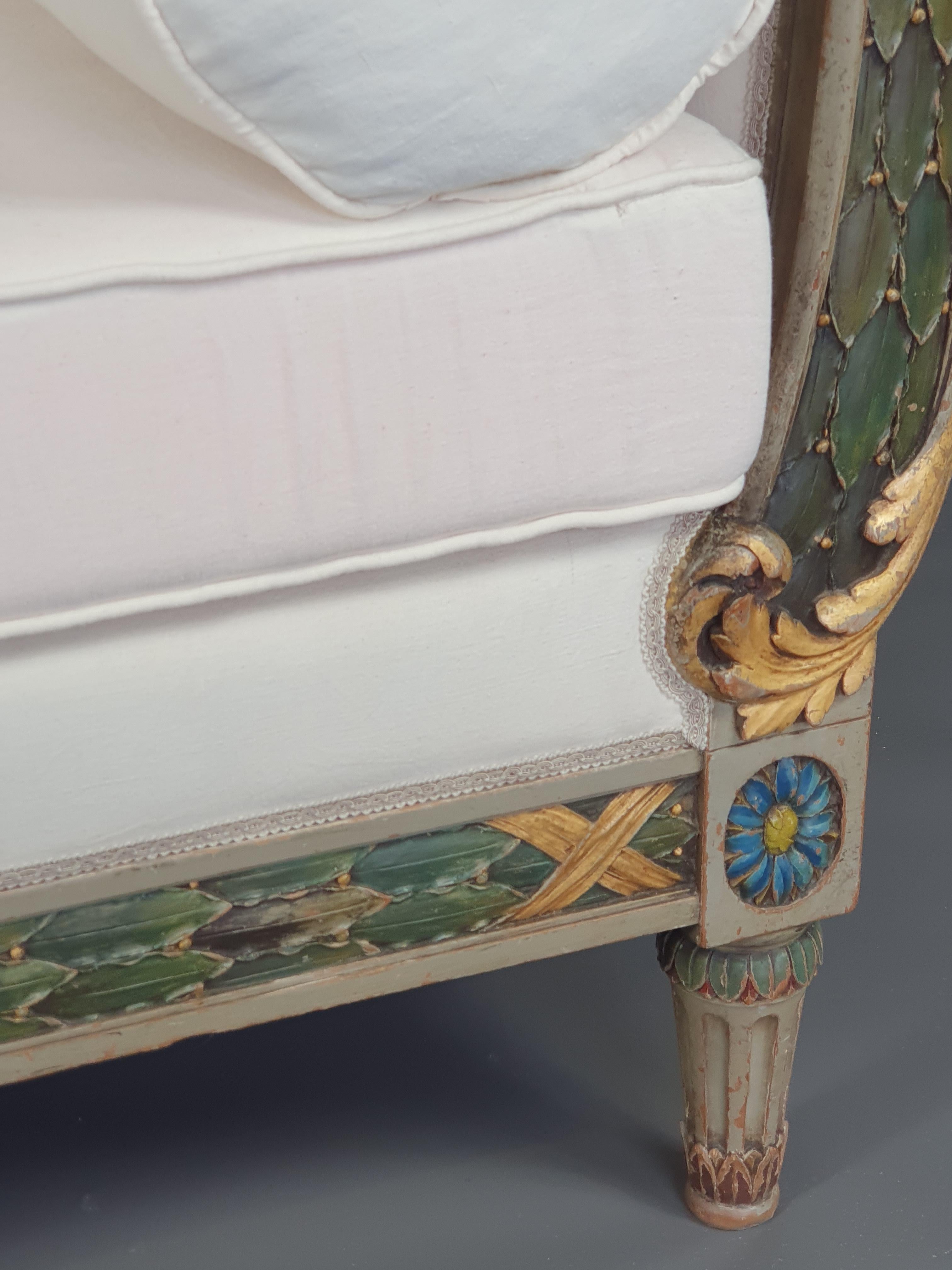 Großes Louis XVI.-Sofa / Tagesbett aus Rechampi-Holz und vergoldetem, lackiertem Holz im Angebot 1