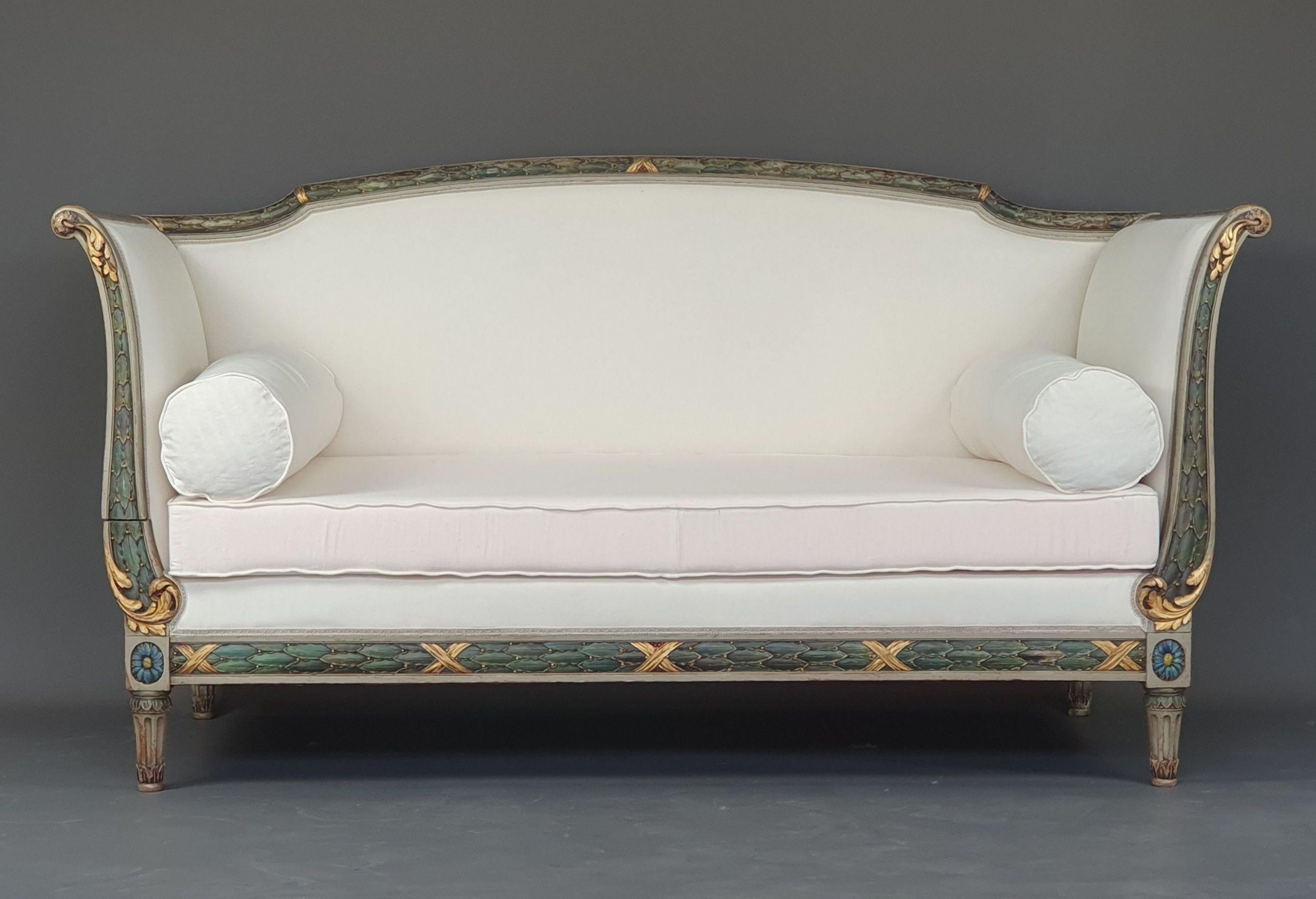 Large Louis XVI Sofa / Daybed in Rechampi and Gilded Lacquered Wood For Sale 3