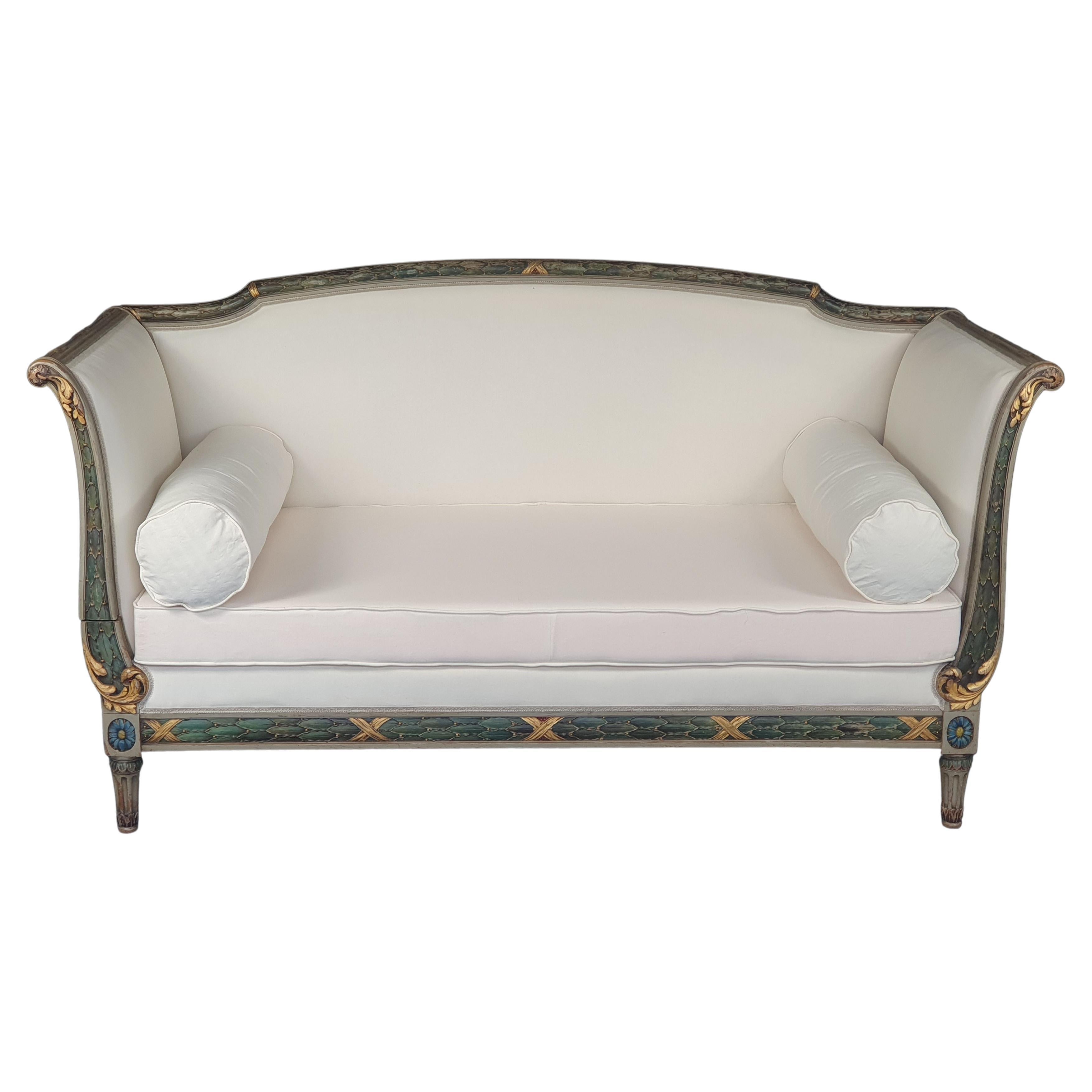 Grand canapé/lit de repos Louis XVI en bois laqué doré Rechampi