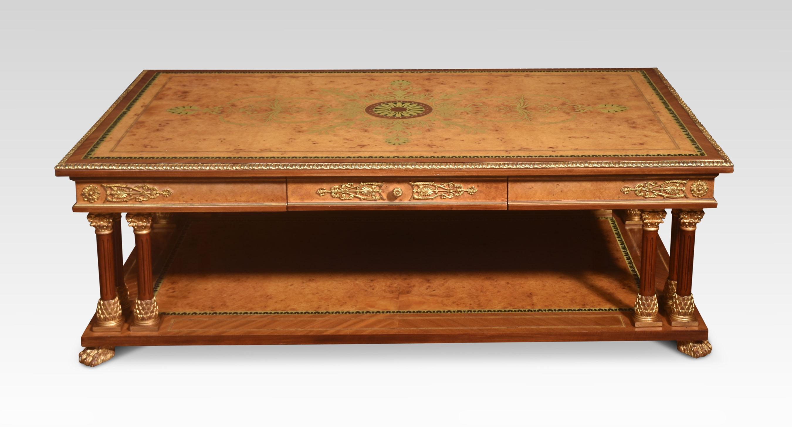 20ième siècle Grande table basse en laiton incrusté de style Louis XVI en vente