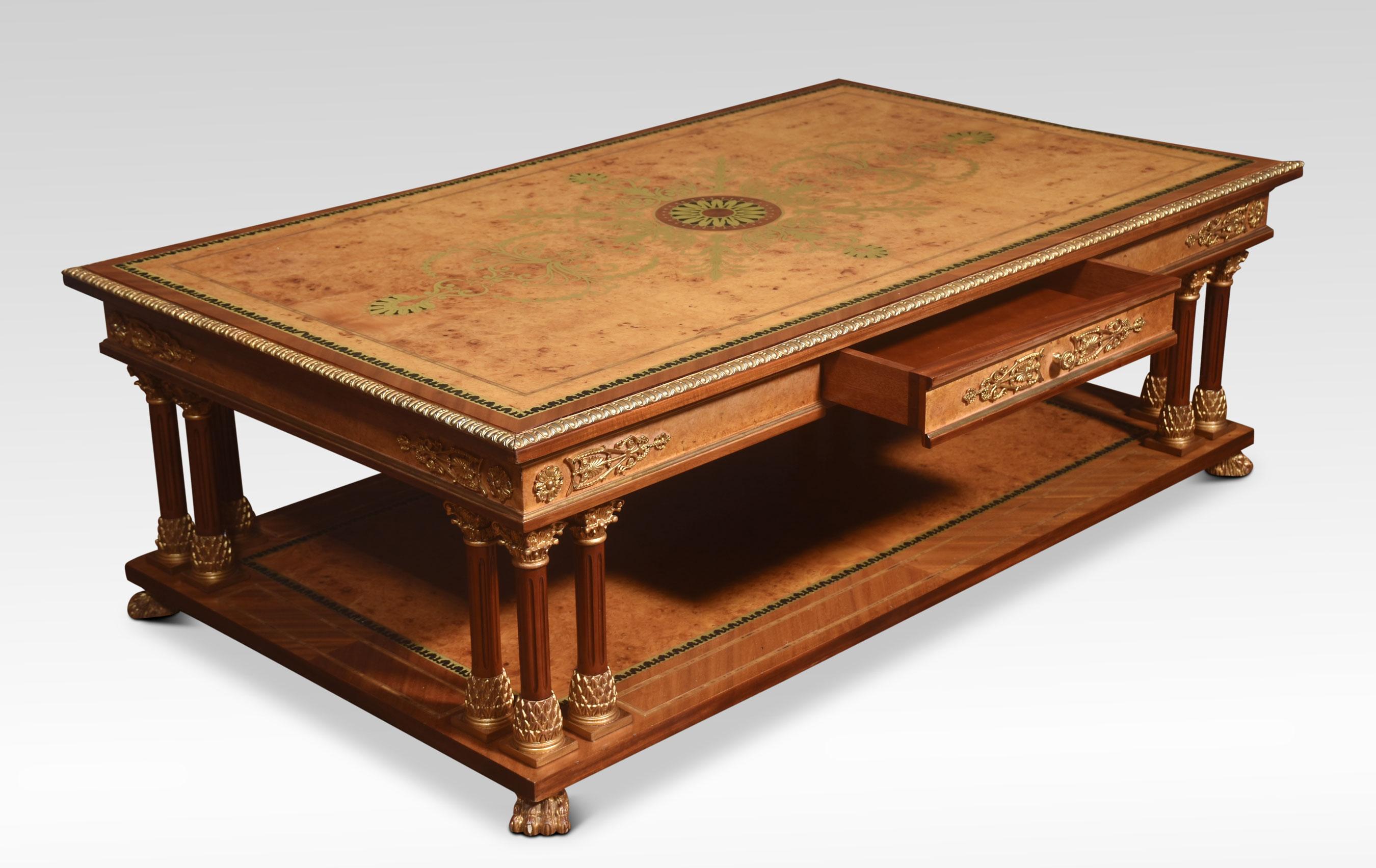 Grande table basse en laiton incrusté de style Louis XVI en vente 1