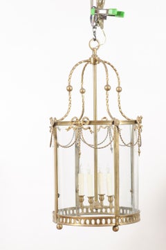 Große Messinglaterne im Louis-XVI-Stil mit gewölbtem Glas und Schleifen-/Girlandenverzierung