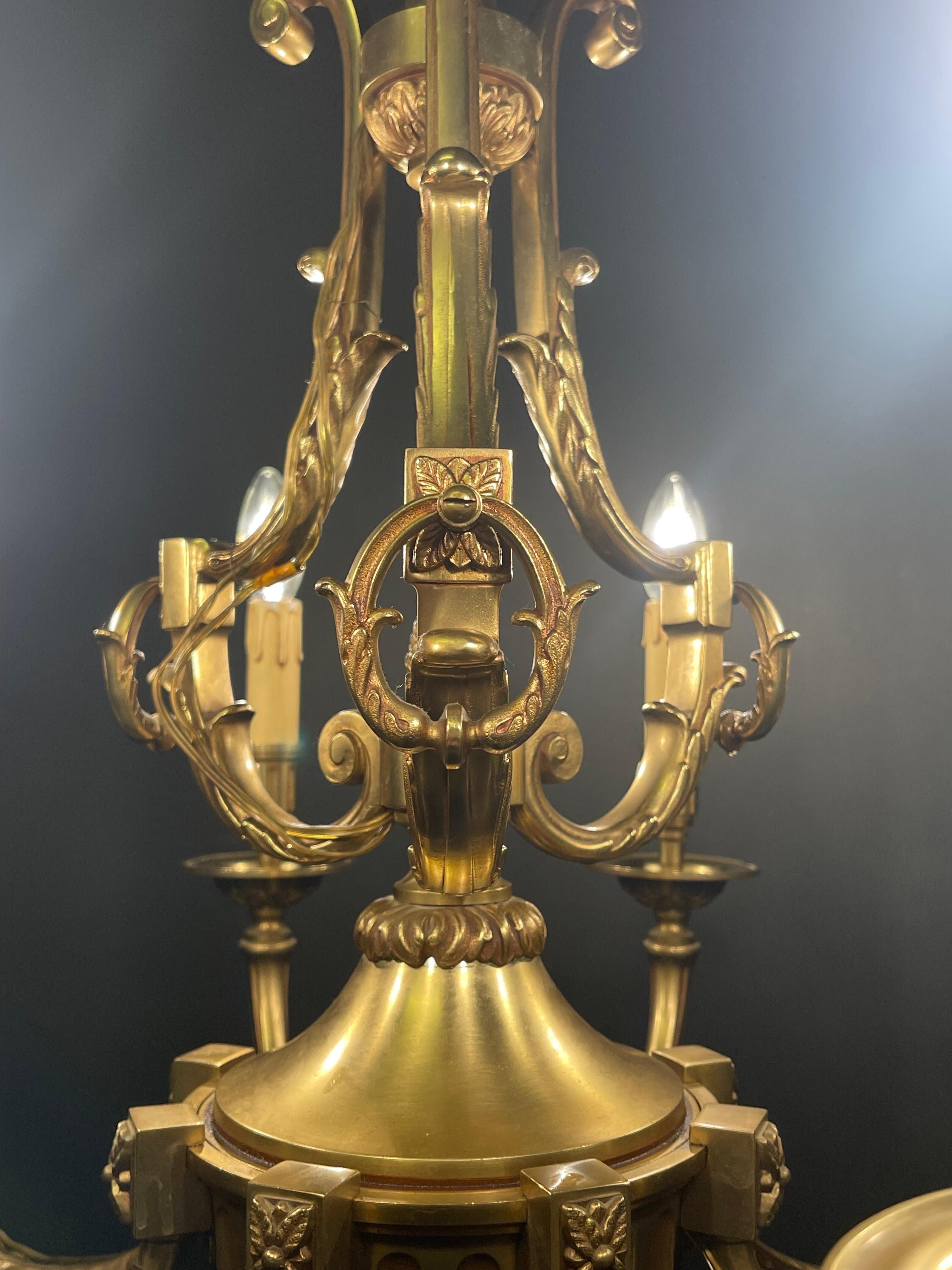 Grand lustre de style Louis XVI en bronze, Paris, France, vers 1970 Excellent état - En vente à Wiesbaden, Hessen