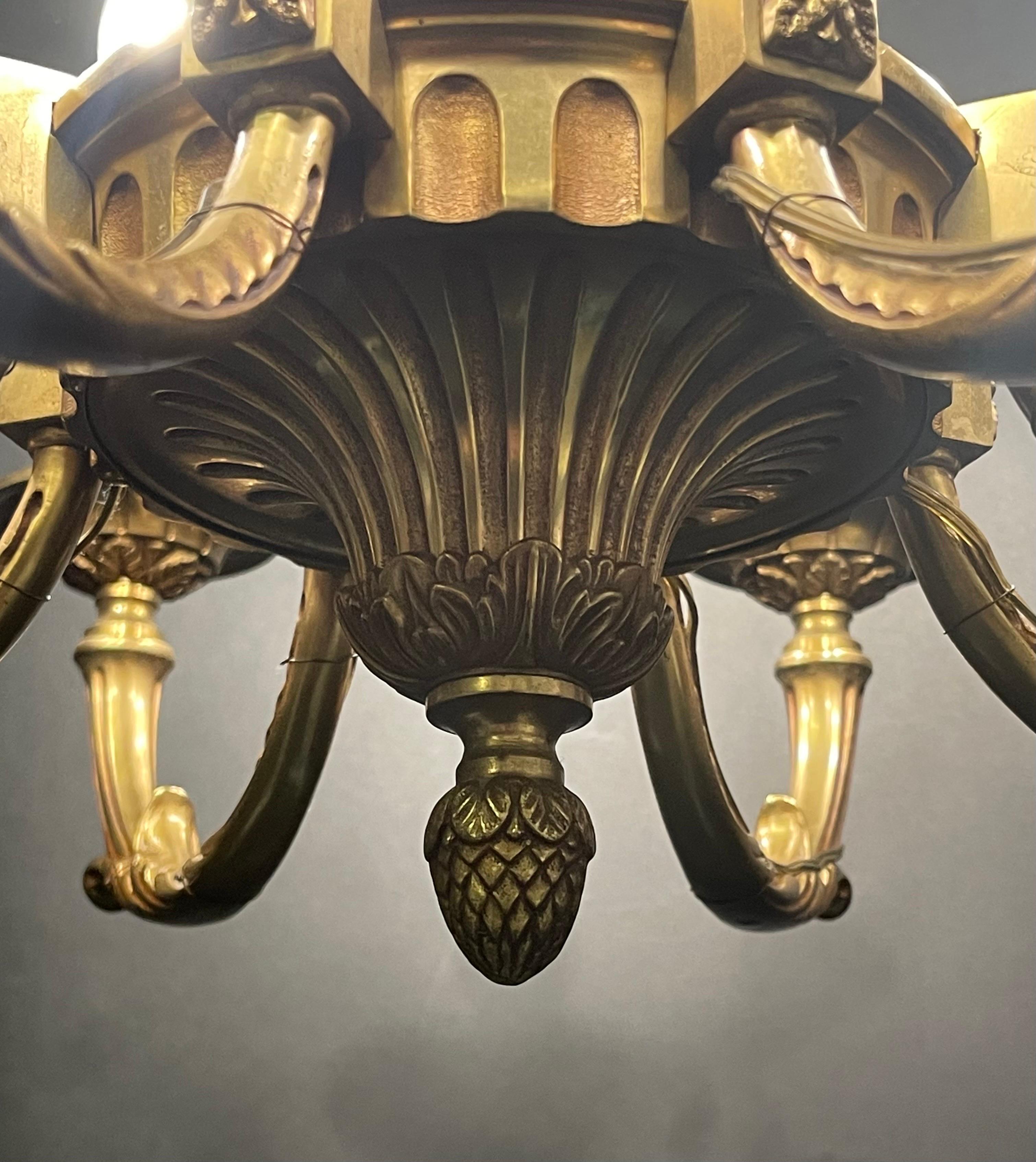 Bronzo Grande lampadario in bronzo in stile Luigi XVI, Parigi, Francia, circa anni '70 in vendita