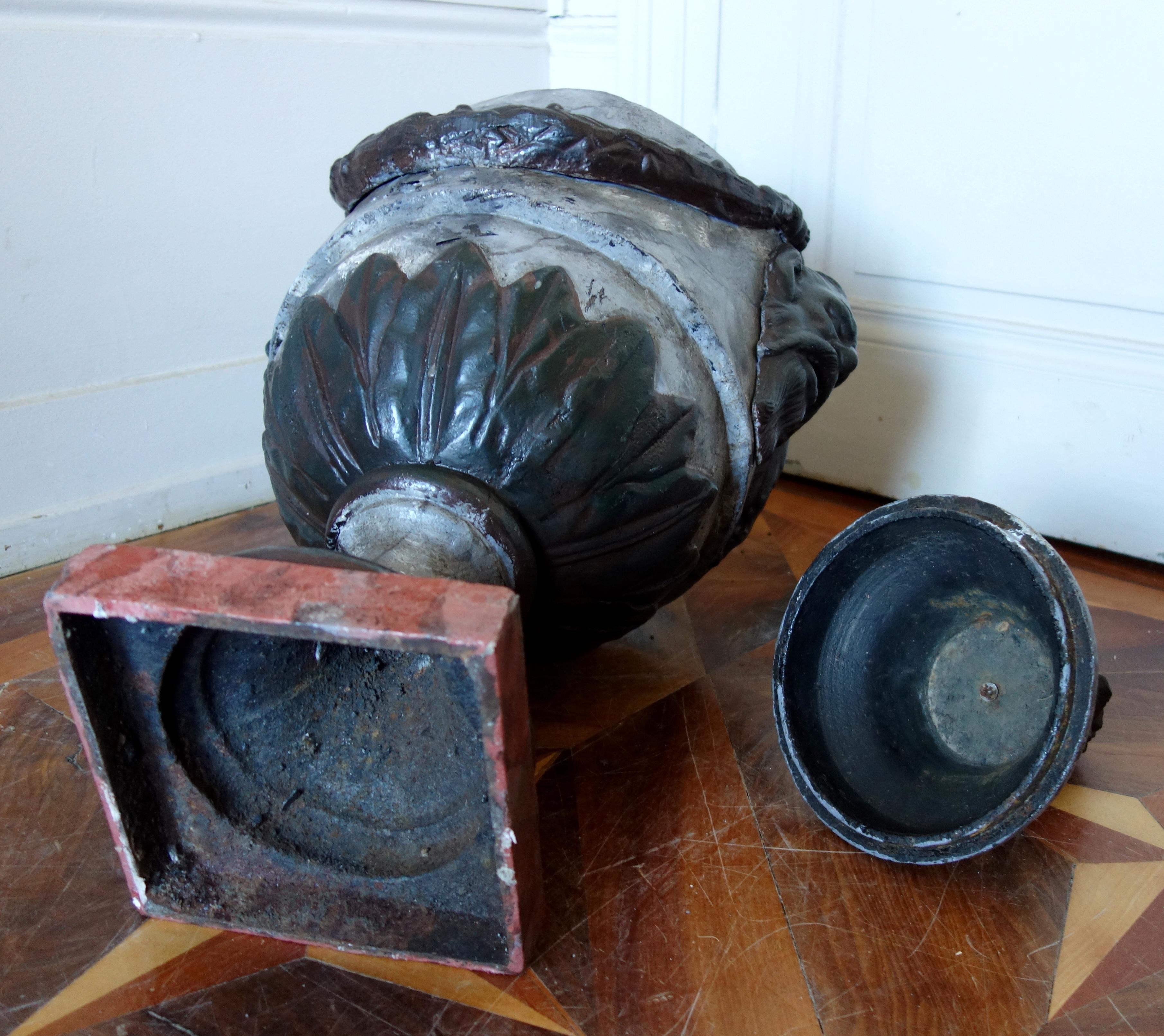 Large Louis XVI style cast iron urn in vendita 2