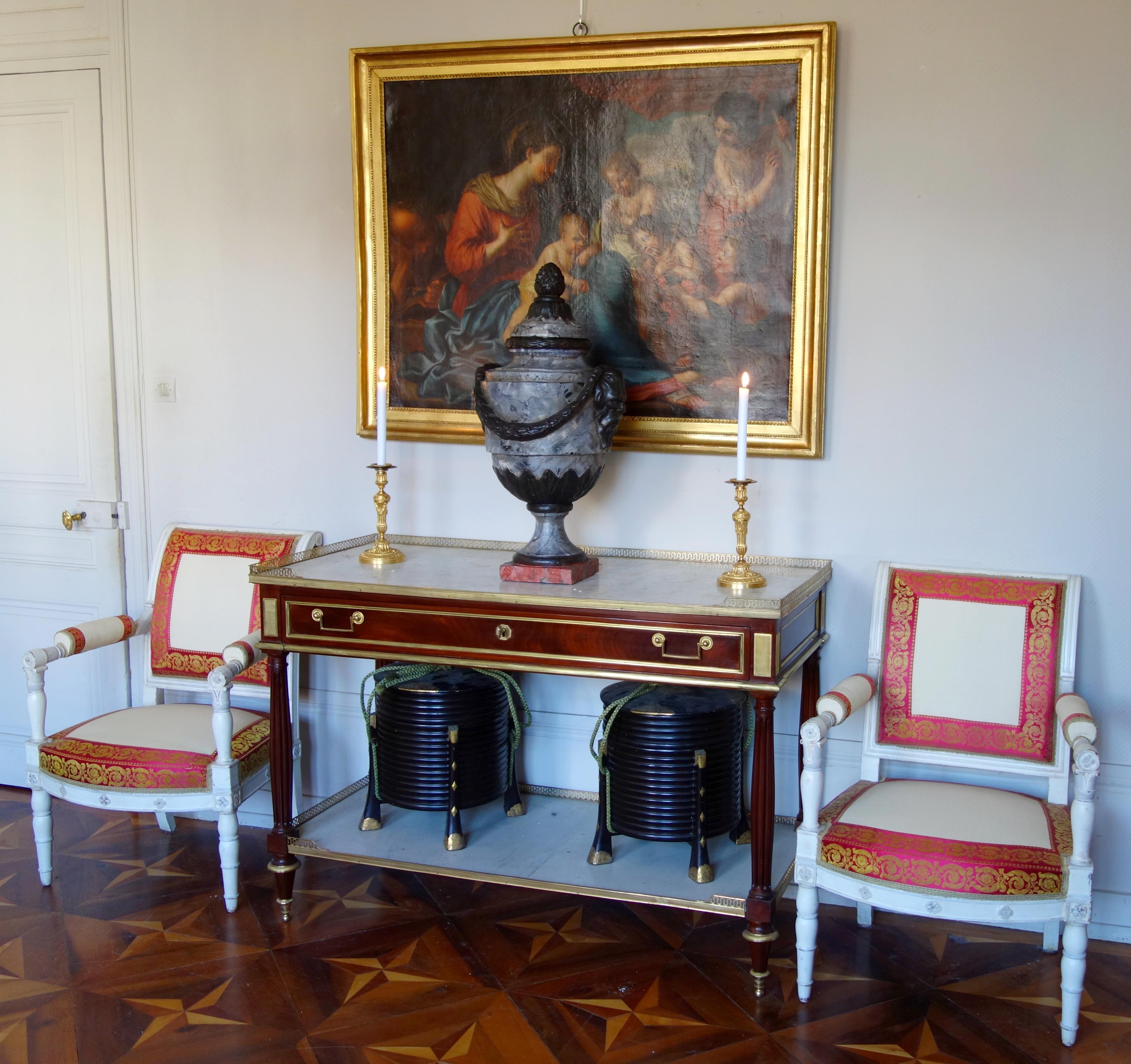Large Louis XVI style cast iron urn in vendita 3