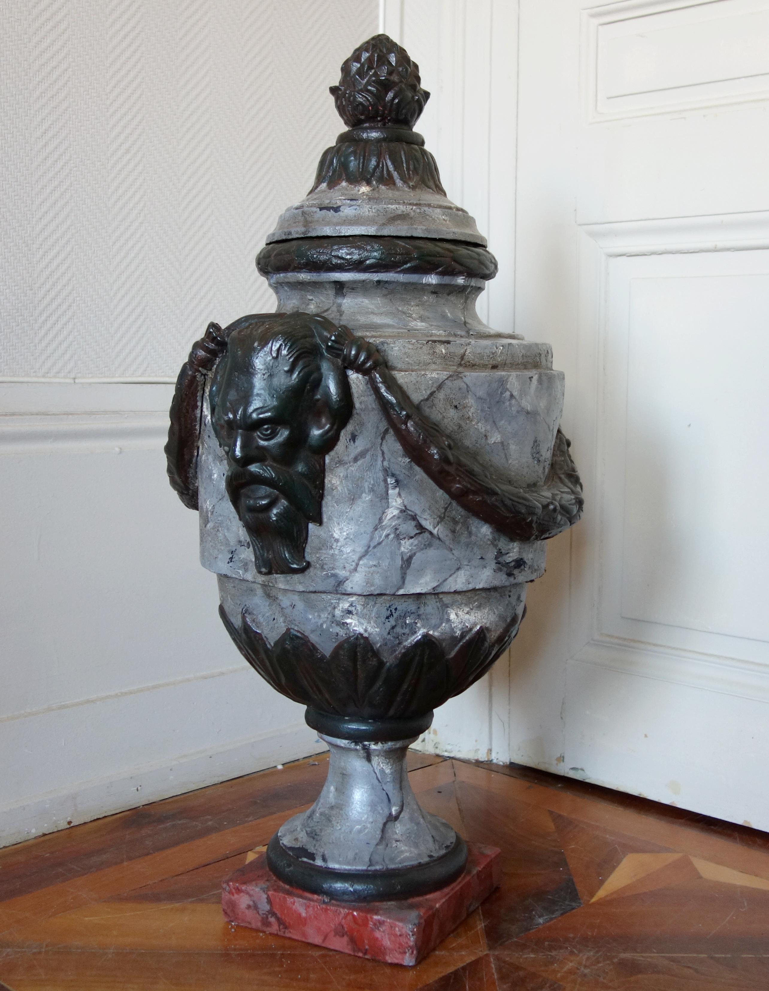 Luigi XVI Large Louis XVI style cast iron urn in vendita