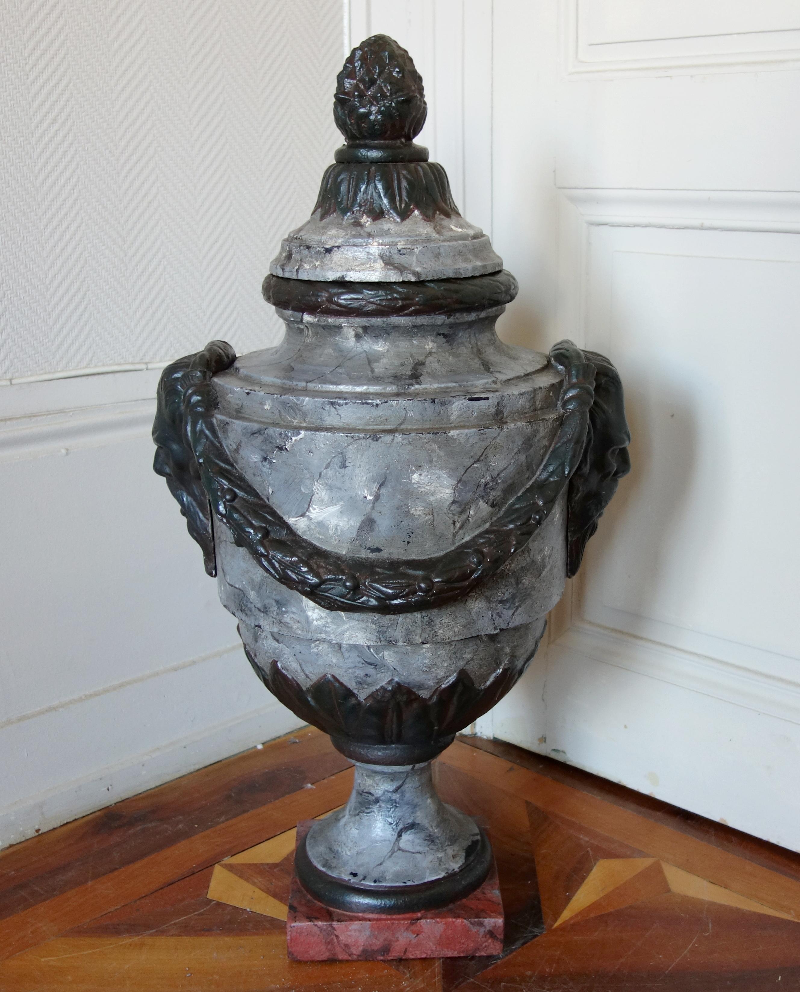 Large Louis XVI style cast iron urn In condizioni buone in vendita a GRENOBLE, FR