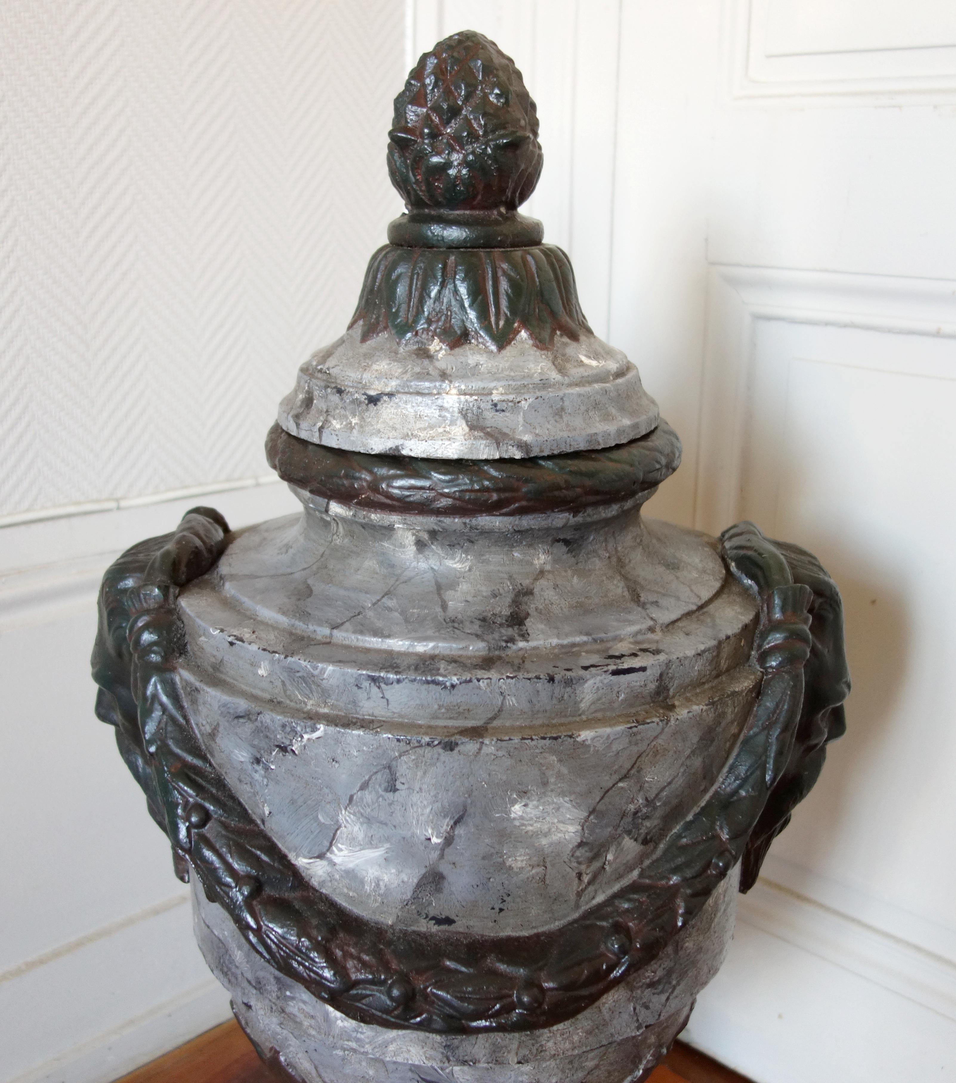 Ferro Large Louis XVI style cast iron urn in vendita