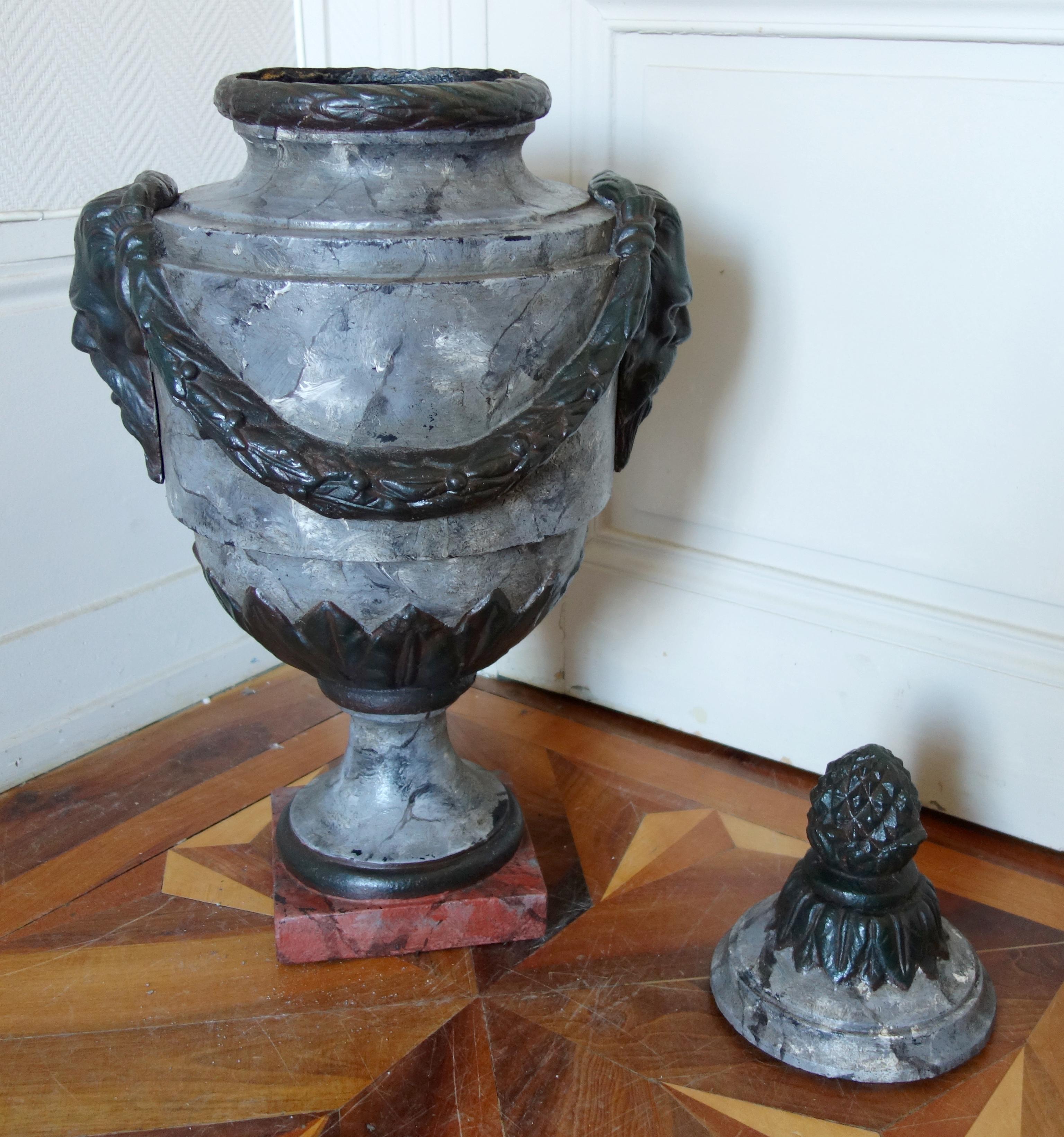 Large Louis XVI style cast iron urn in vendita 1