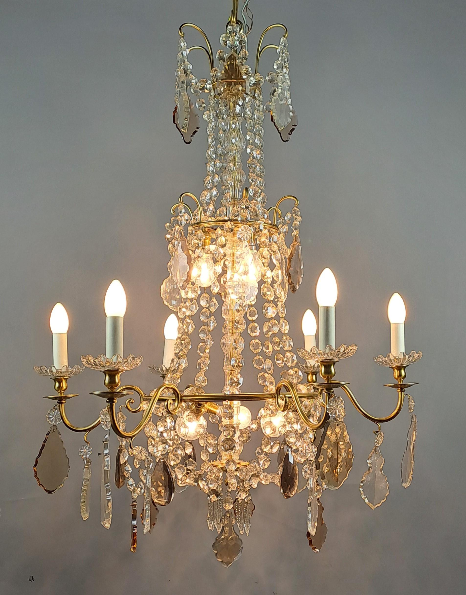 Large Louis XVI Style Chandelier In Crystal And Gilded Bronze For Sale 7